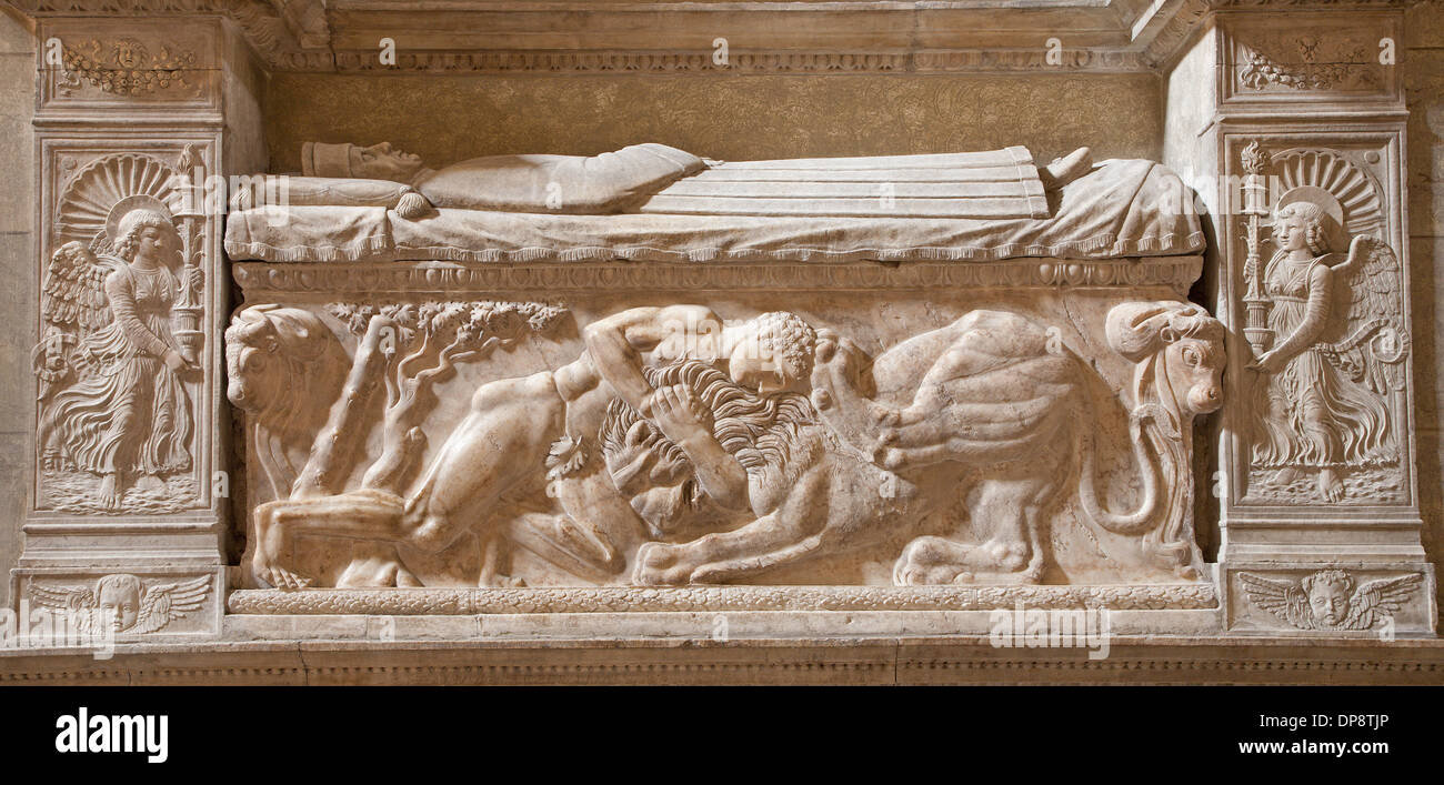 Rome - Samson s bataille avec le lion. Relief sur le mur du tombeau de la fin 15. siècle dans l'église Santa Maria Sopra Minerva Banque D'Images