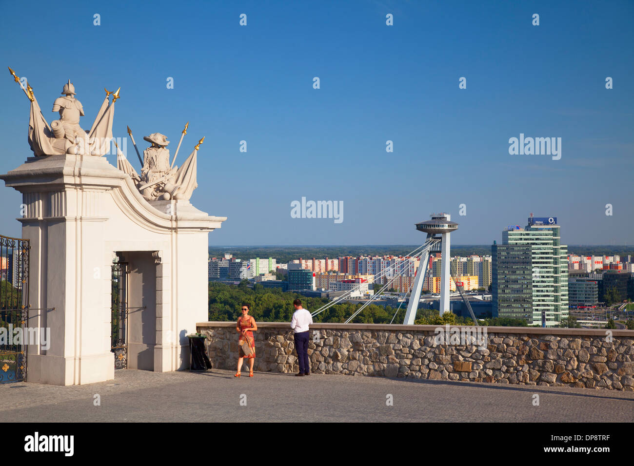 Les touristes à vue à château de Bratislava, Bratislava, Slovaquie Banque D'Images