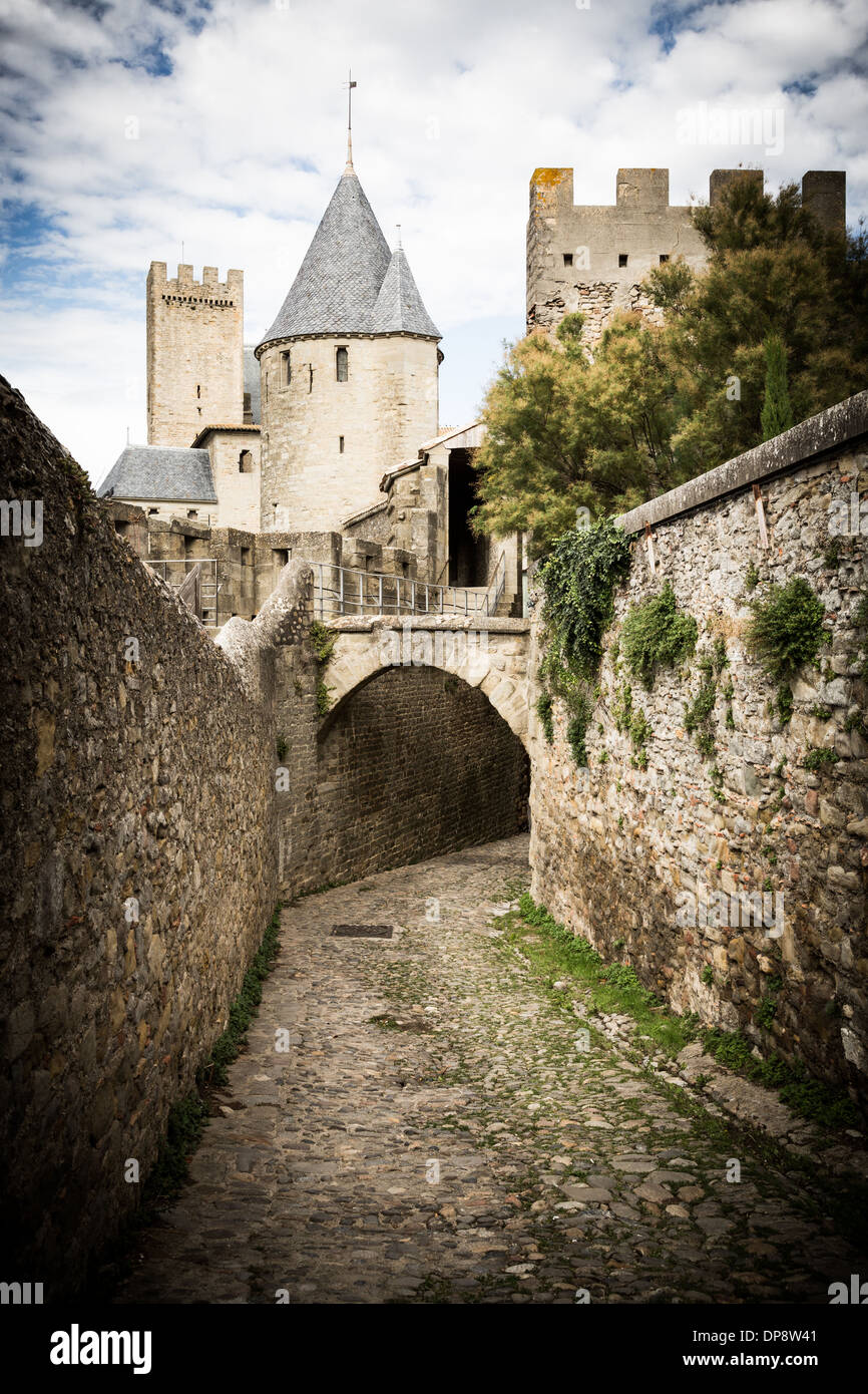 Carcassonne, France, Europe. Vieilles rues pavées à l'intérieur de la magnifique ville médiévale. Banque D'Images