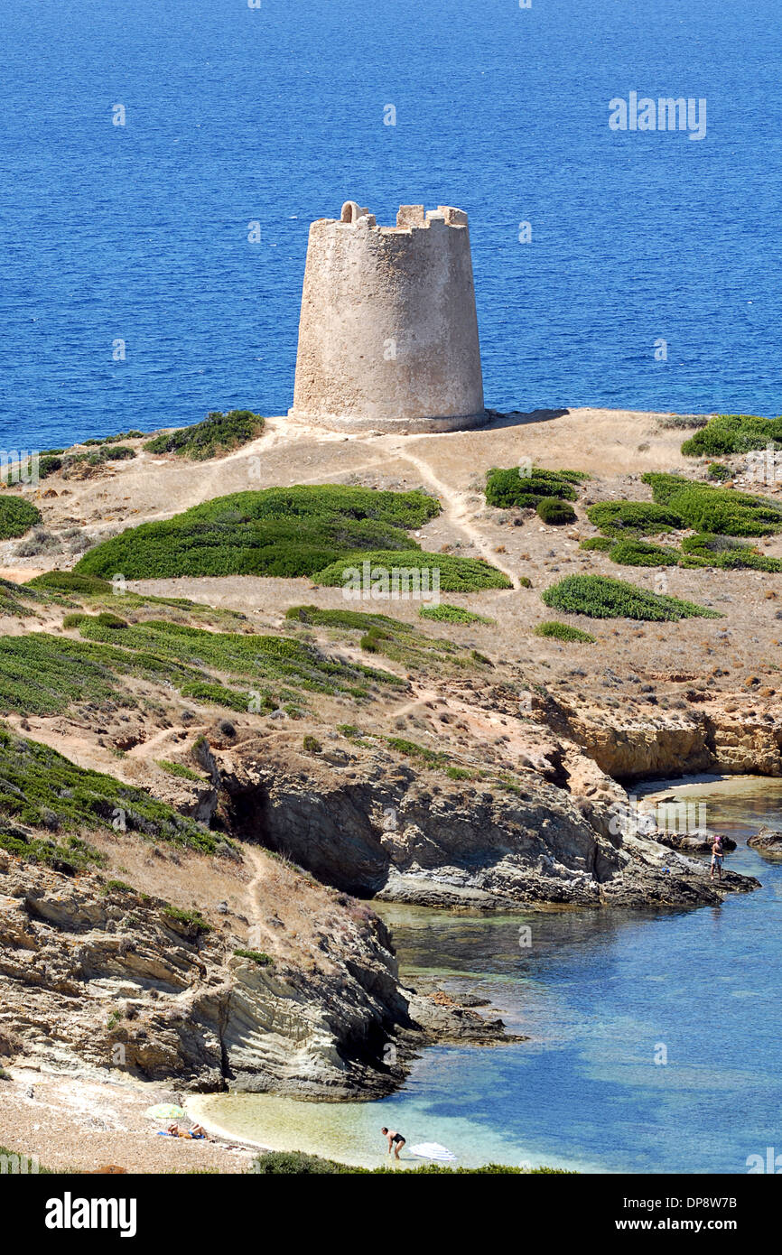 Cala Piscinni, Sardaigne, Baia Chia. La petite plage de Capo Malfatano avec votre vieille tour et votre belle mer Banque D'Images