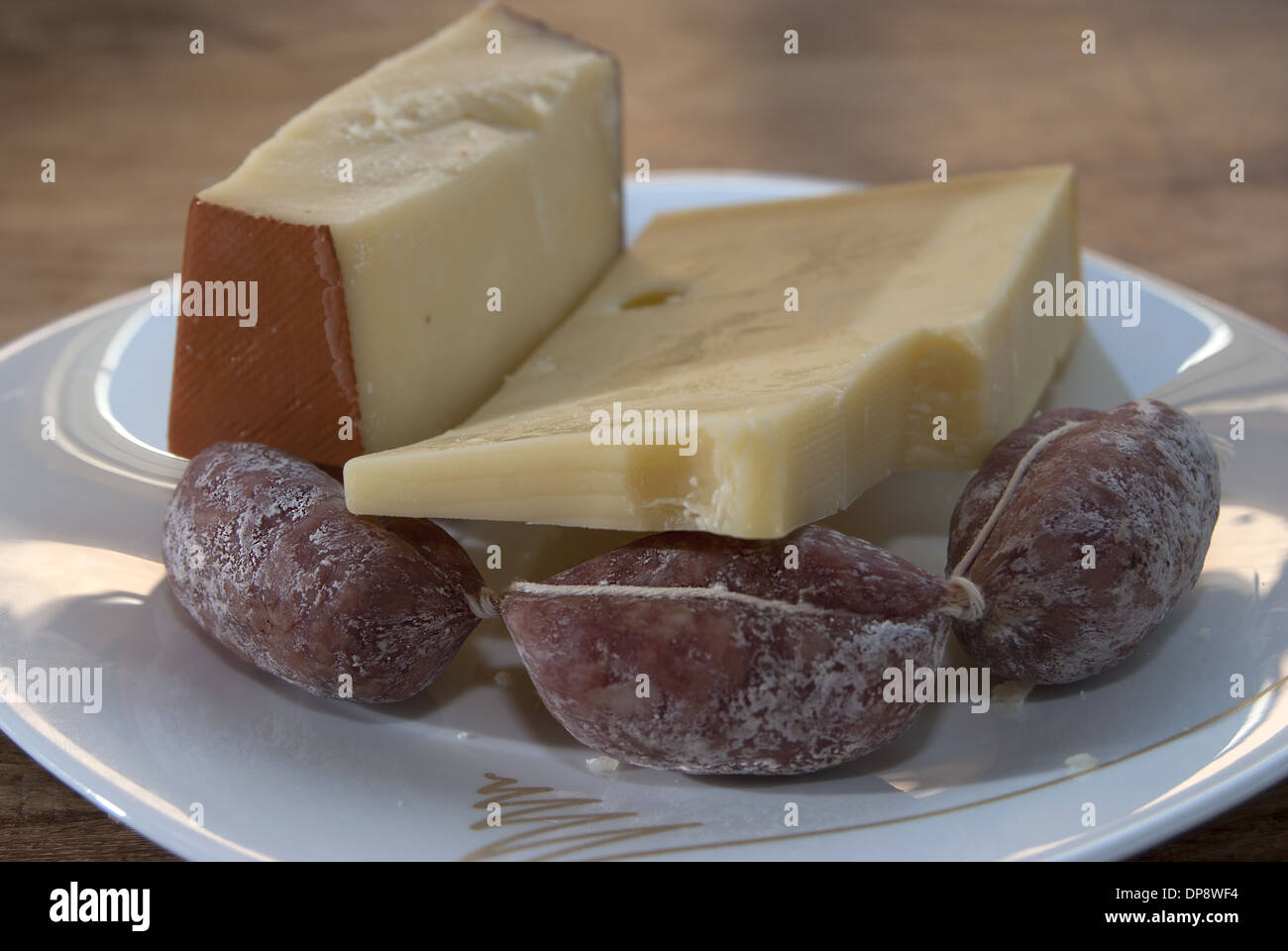 Un saucisson toscan typique avec quelques fromages classiques Banque D'Images