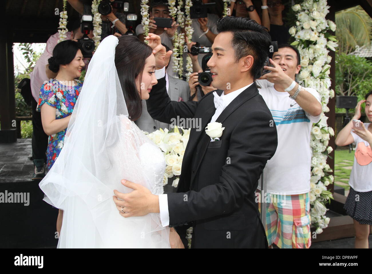 L'île de Bali, Indonésie. 8 janvier, 2013. Hawick acteur et actrice Lau Yang Mi tenir la cérémonie du mariage dans l'île de Bali, Indonésie le mercredi 8 janvier 2013. Credit : TopPhoto/Alamy Live News Banque D'Images