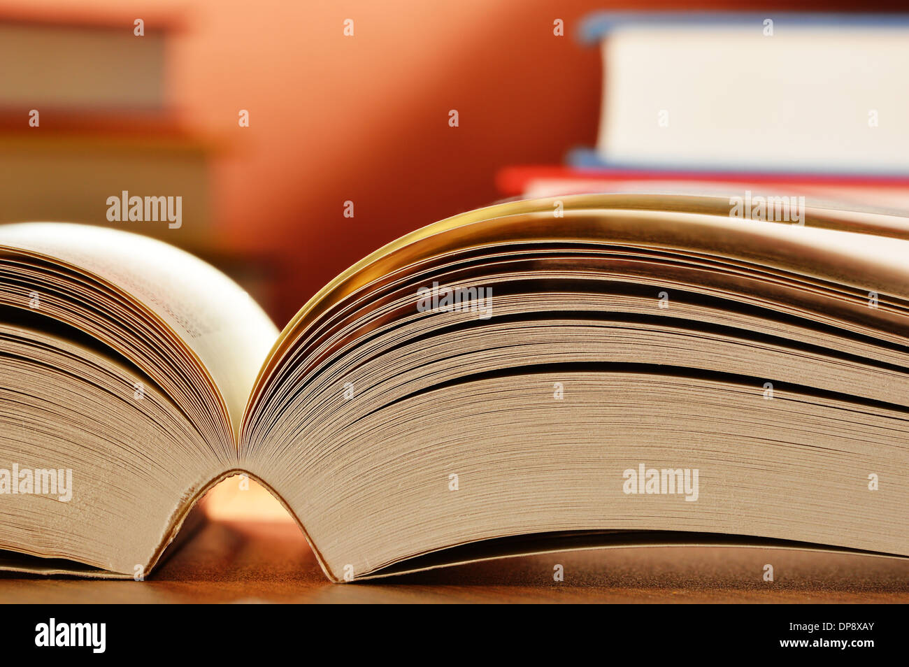 La composition avec des livres sur la table Banque D'Images