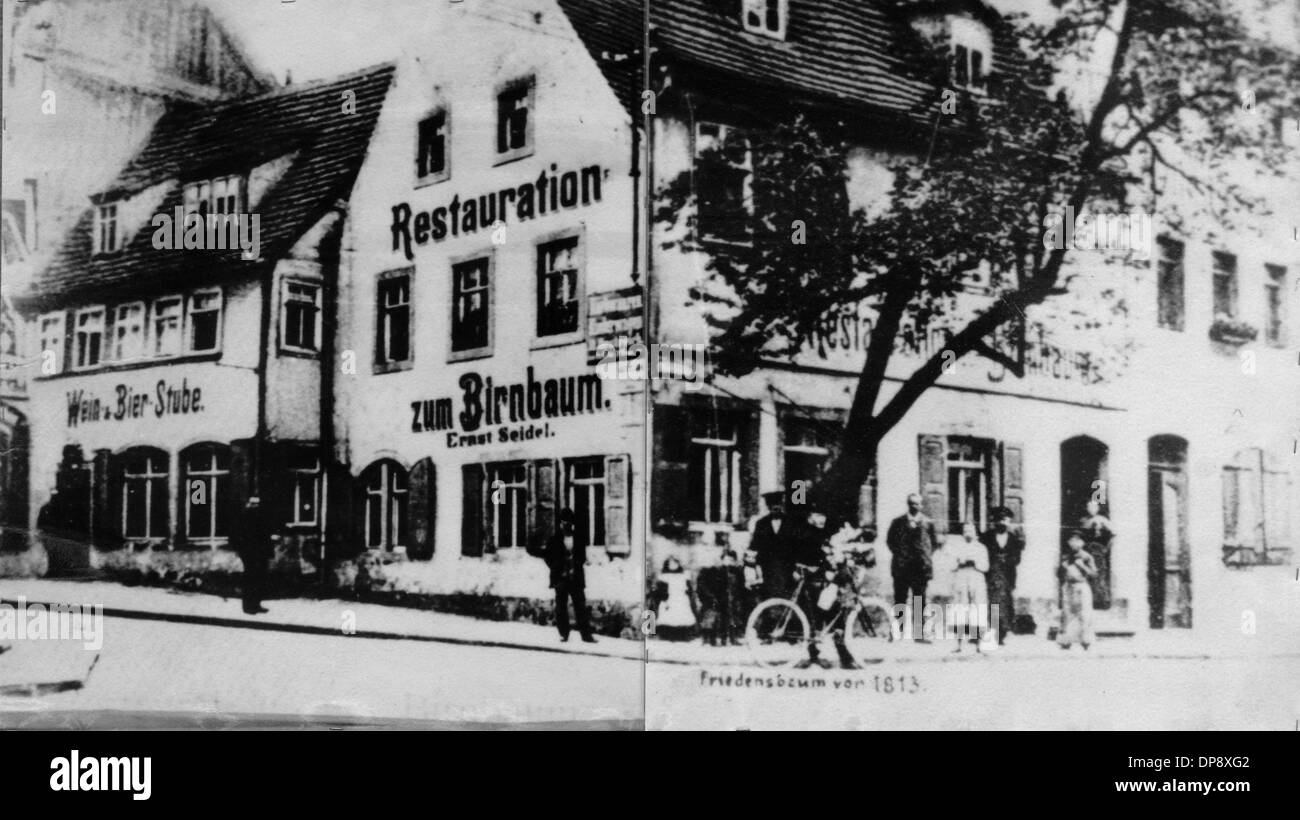 La photo de combo historique deux photos en noir et blanc d'environ 1905 maisons montre à l'angle de la Baderberg et la place du théâtre dans la région de Meissen. Foto : Sammlung Sauer (c) afp - Rapport Banque D'Images