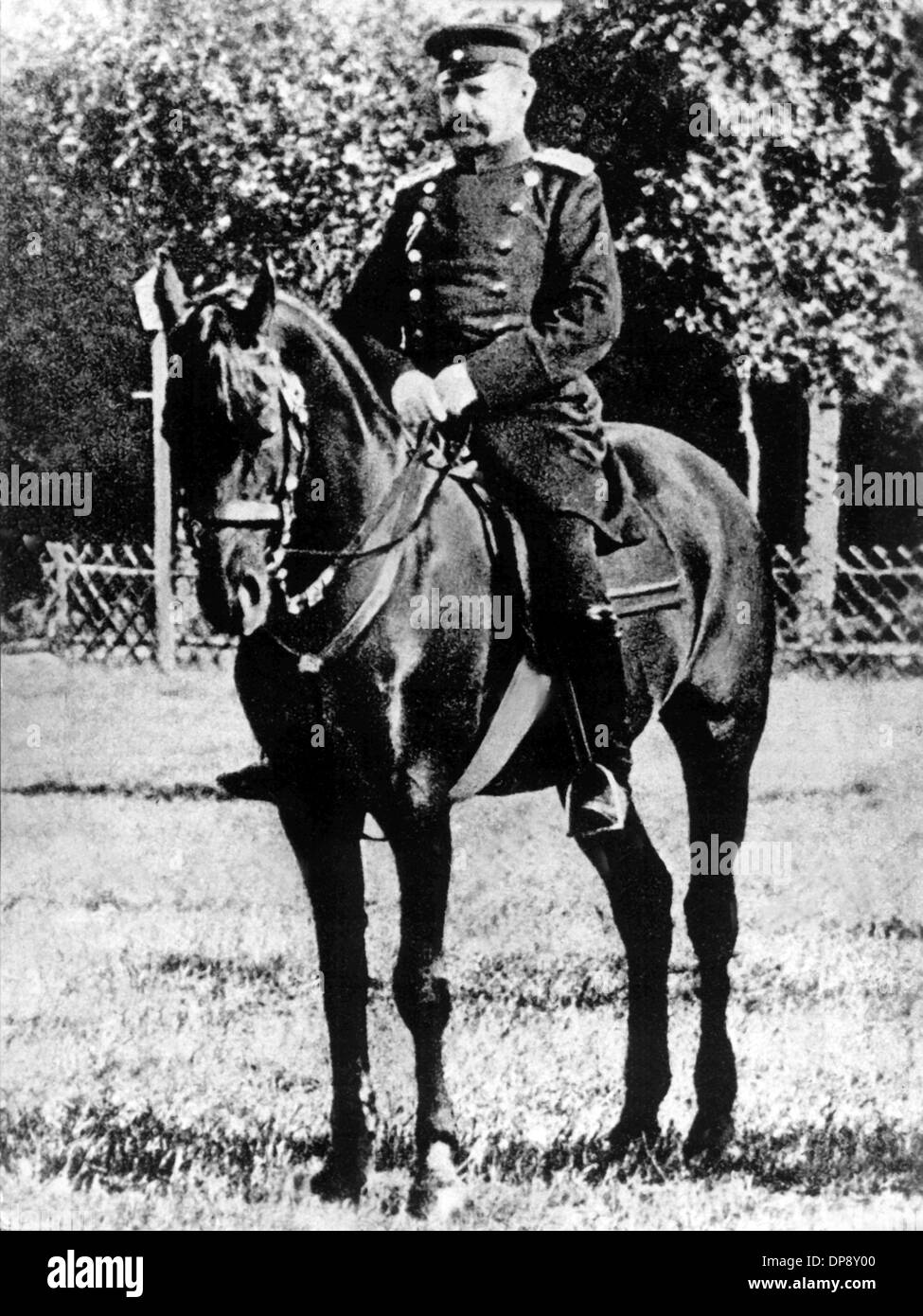 Paul von Hindenburg à cheval en tant que colonel et commandant de l'infanterie d'Oldenburg n° 91 dans l'année 1894. Hindenburg est élu président de la République de Weimar après une longue et fructueuse carrière militaire. Le 30 janvier 1933, dans la journée qui est entré dans l'histoire comme le jour de la prise du pouvoir par les nationaux-socialistes, il a nommé Adolf Hitler comme chancelier. Après la mort de Hindenburg, le bureau du président de république de Weimar a expiré et a fusionné avec le bureau de la chancelière. Paul von Hindenburg est né le 2 octobre en 1847 à Posen et est mort sur le Banque D'Images