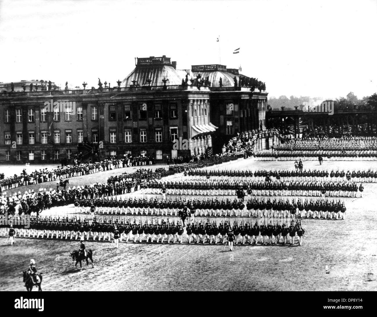 Défilé de la Garde côtière canadienne et le 1er régiment du corps de garde en face du nouveau palais de Potsdam. Banque D'Images