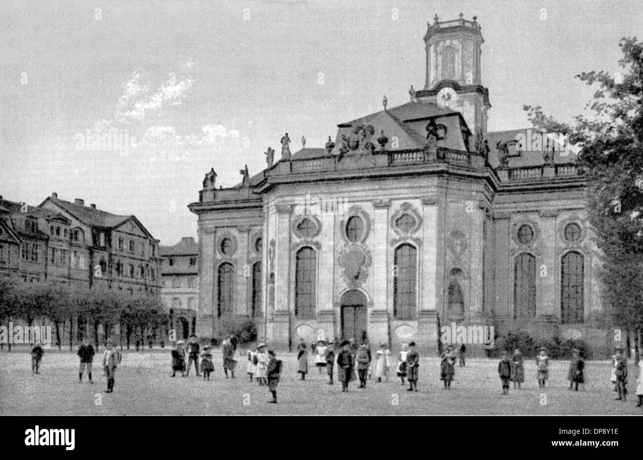 Les enfants d'âge scolaire à Ludwig Square à Sarrebruck en face de la façade est de l'église de Ludwig, autour de 1910. Foto : Becker&Bredel  + + +(c) afp - + + + Banque D'Images