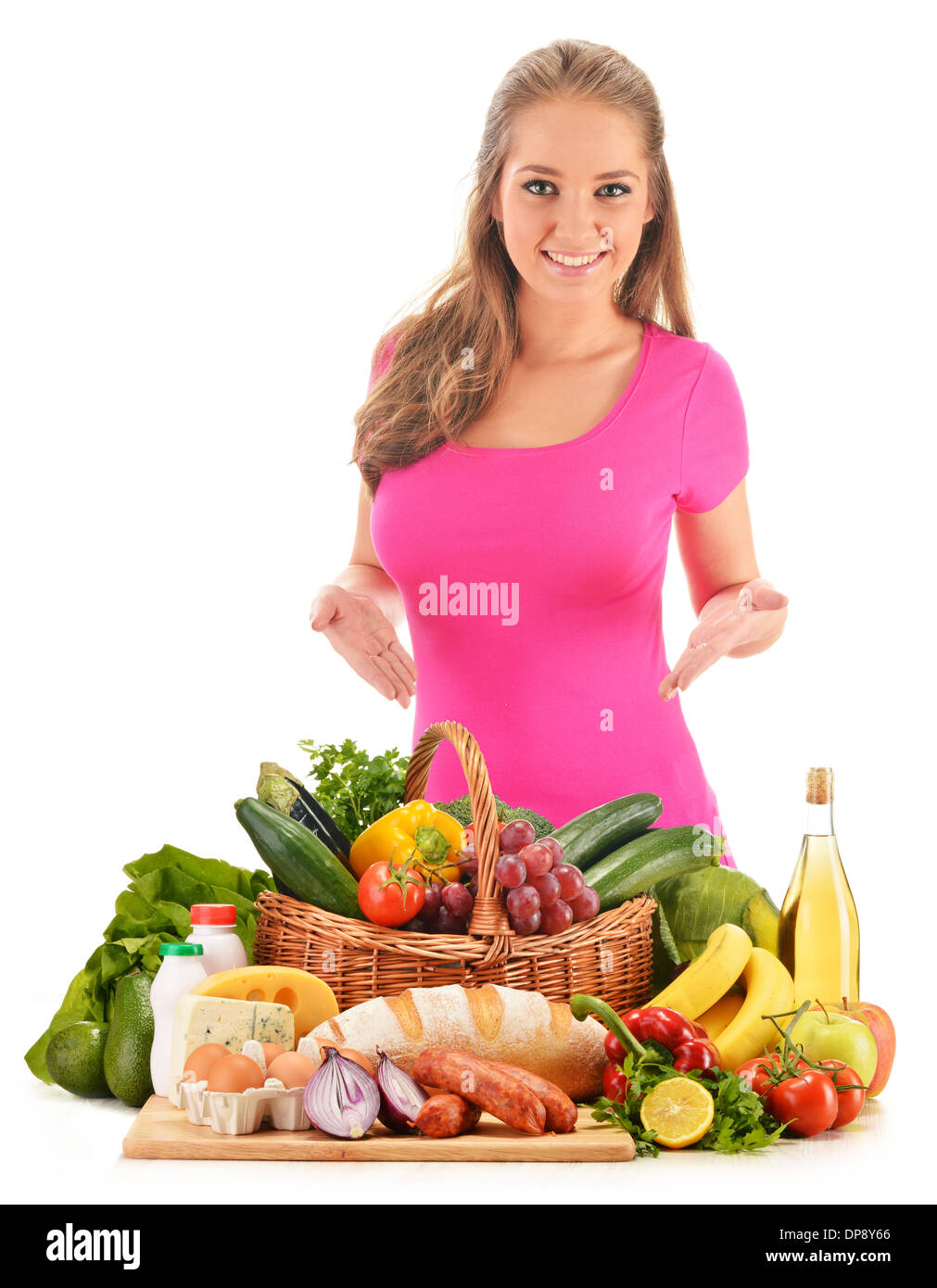 Jeune femme avec un assortiment de produits d'épicerie isolé sur fond blanc Banque D'Images