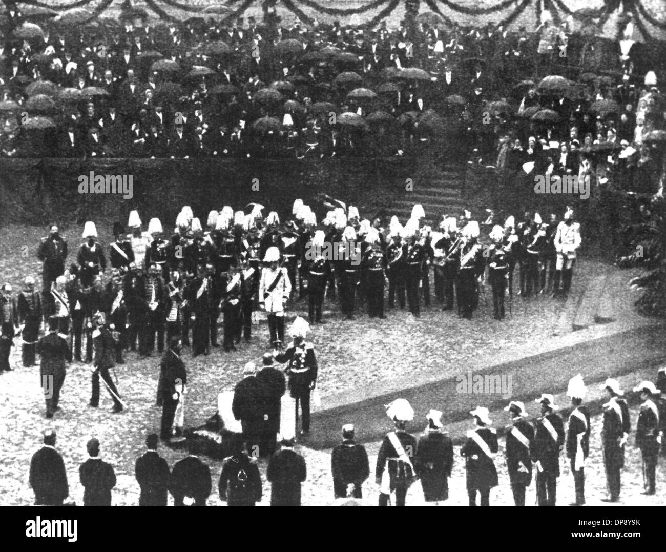 L'empereur Guillaume I. (m) participe à la pose de la première pierre pour le nouveau Reichstag à Berlin en 1884. Le chancelier impérial Otto von Bismarck effectue le coup de marteau derrière l'empereur Guillaume I. Banque D'Images