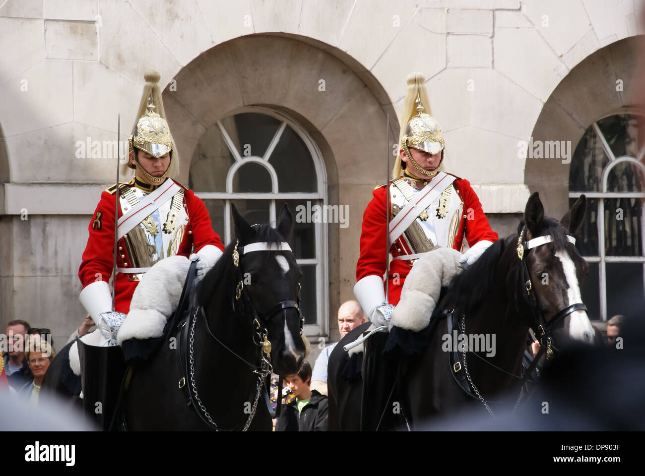 Deux gardes à cheval Cheval extérieur gardes à Whitehall, Londres Angleterre Royaume-Uni UK Banque D'Images