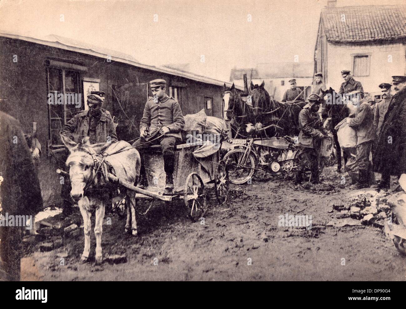 Les soldats allemands transportent le poste sur le terrain à l'avant, à la date et au lieu inconnus. Fotoarchiv für Zeitgeschichte Banque D'Images