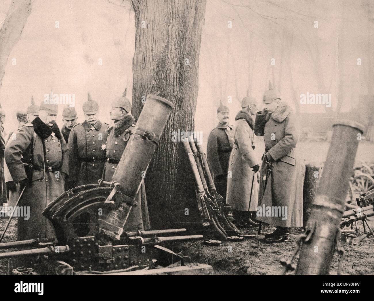L'empereur allemand William II (L) visite un mortier anglais capturé au front occidental en France en 1917. Debout avec l'empereur sont le général Cavarly Georg von der Marwitz (2-L) et le prince héritier bavarois Rupprecht. Fotoarchiv für Zeitgeschichte Banque D'Images