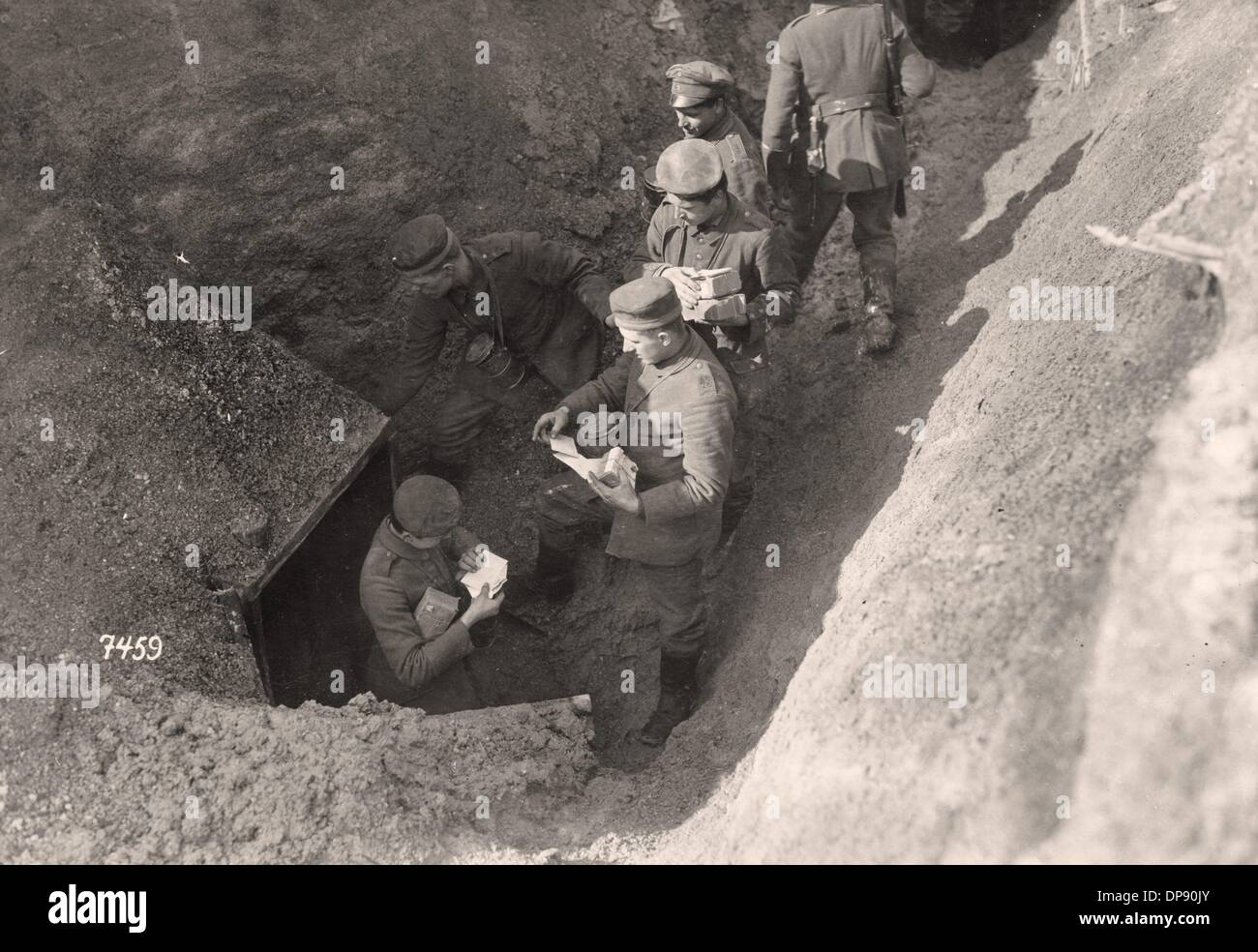 Les soldats allemands tiennent les masques à gaz et reçoivent leur poste sur le terrain dans une tranchée, date et lieu inconnus. Fotoarchiv für Zeitgeschichte Banque D'Images