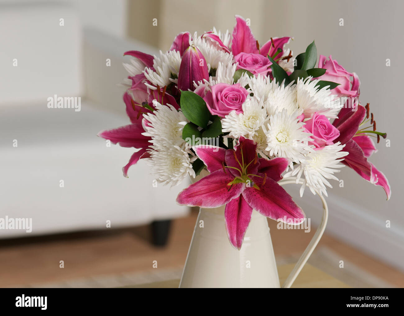 Vase de fleurs roses et blanches dans un décor de chambre blanc Banque D'Images