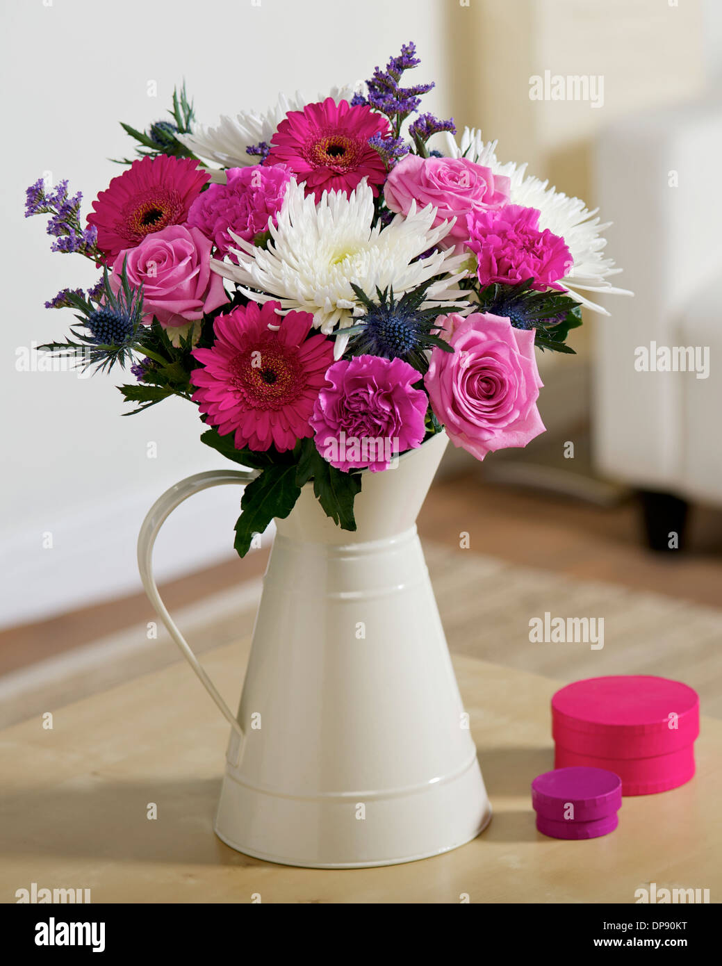 En soie artificielle bouquet de fleurs lilas & Crème dans vase noir fin