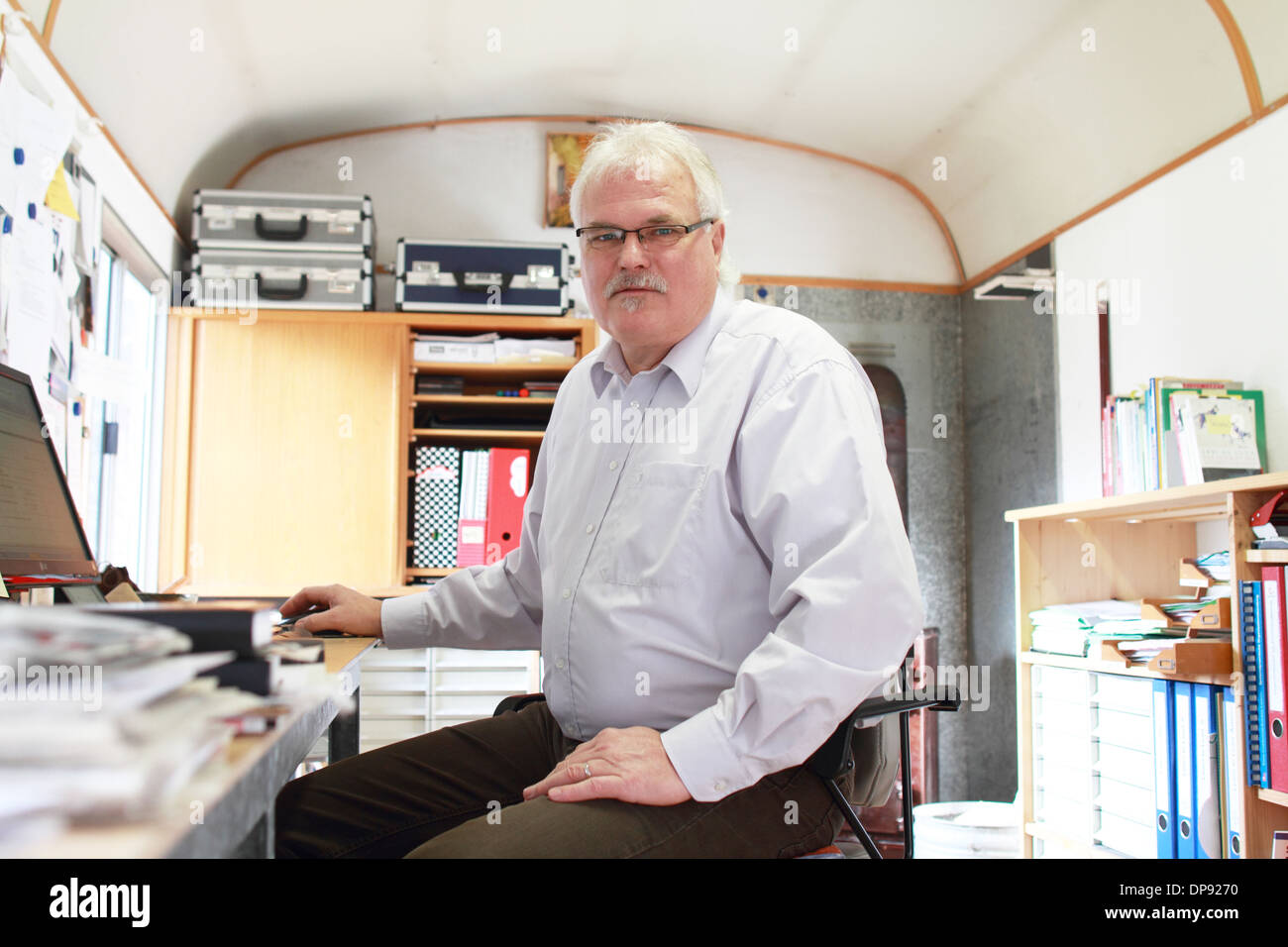 Un homme a un bureau d'affaires dans un emplacement caravane Banque D'Images
