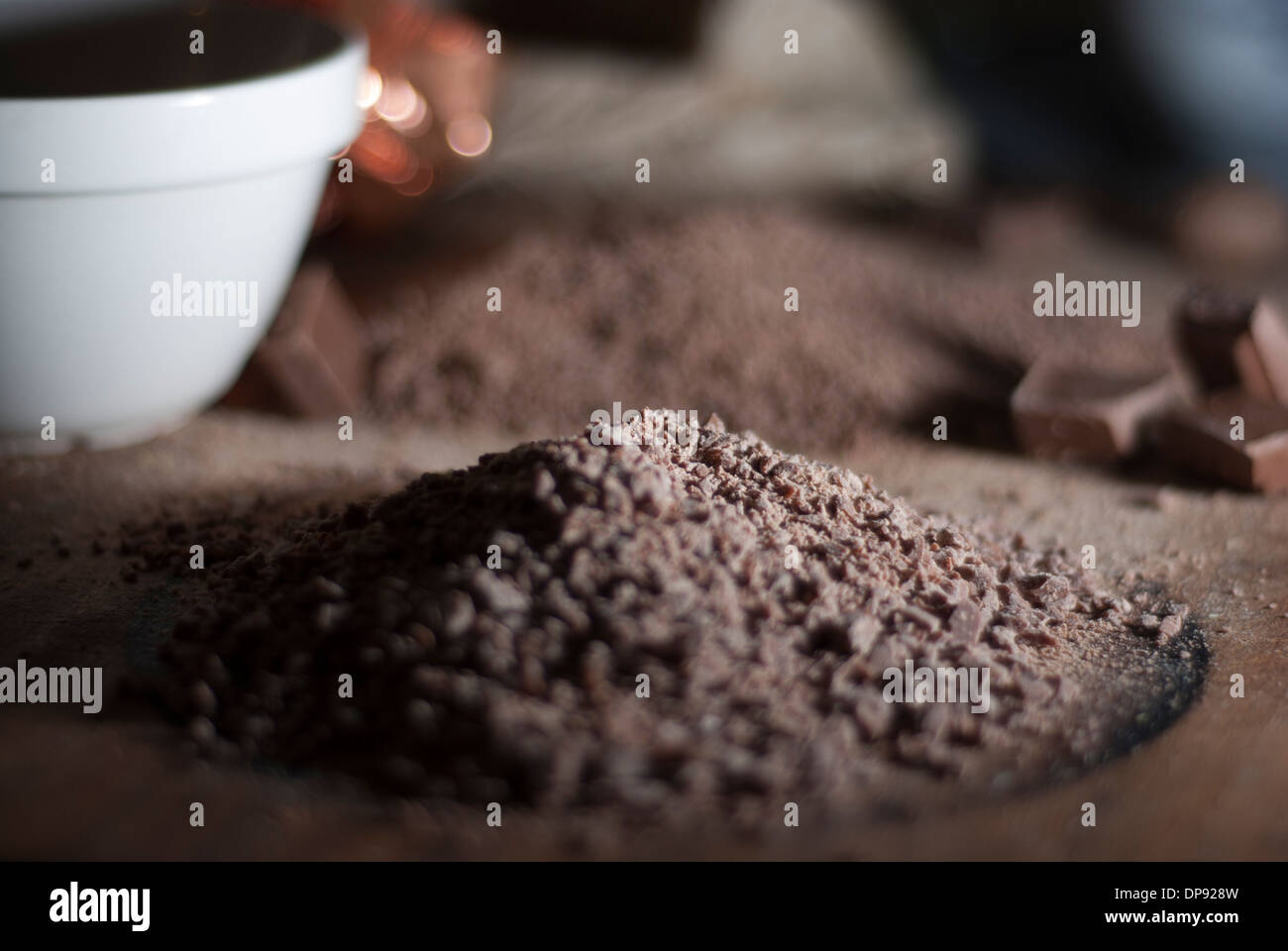Ganache au chocolat pour faire des truffes hachées finement en poudre Banque D'Images