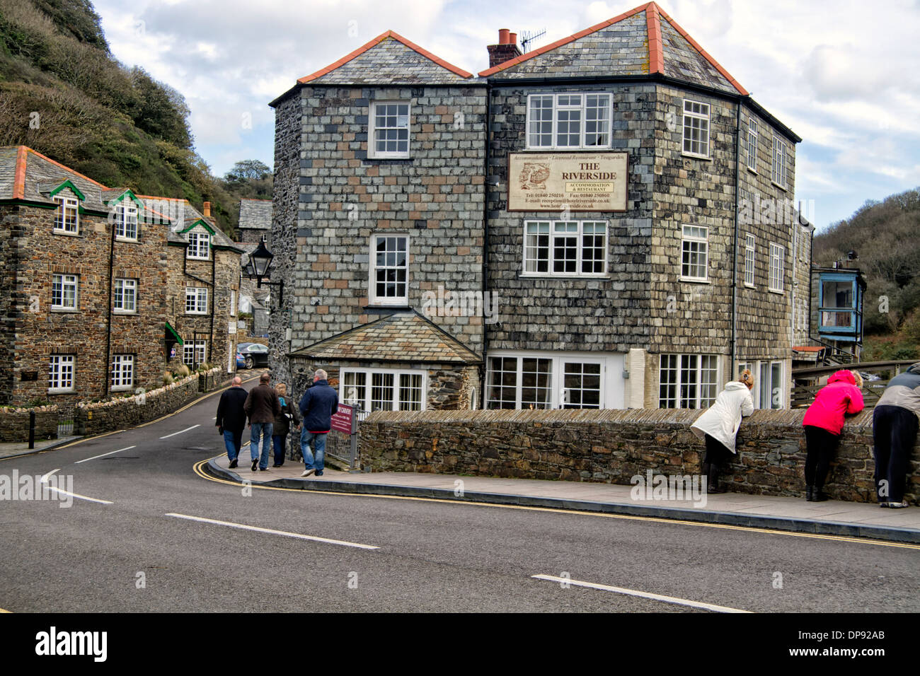 Centre de Boscastle, Cornwall, Angleterre, avec le pont sur la rivière Valency et l'hôtel Riverside Banque D'Images