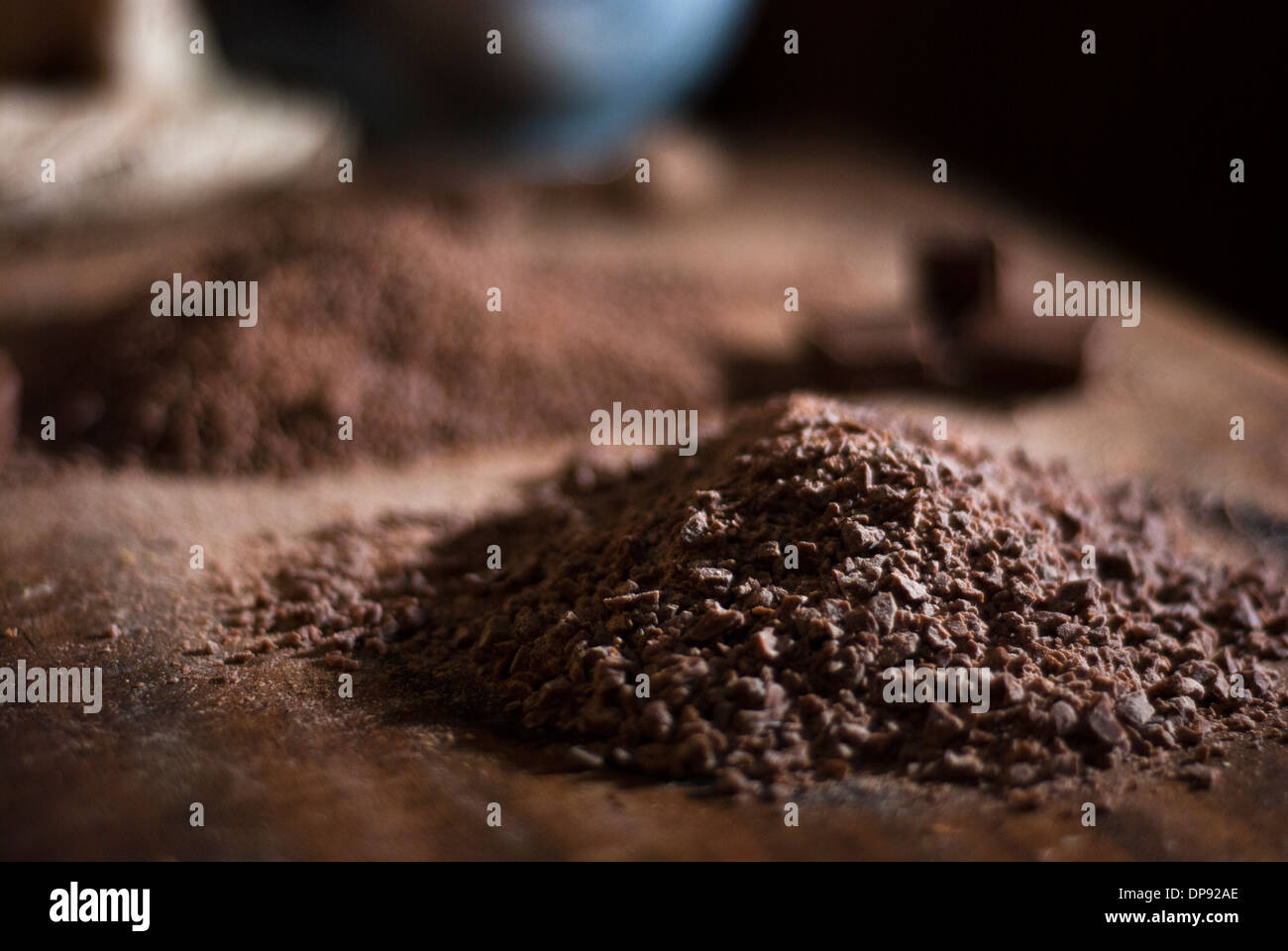 Ganache au chocolat pour faire des truffes hachées finement en poudre Banque D'Images