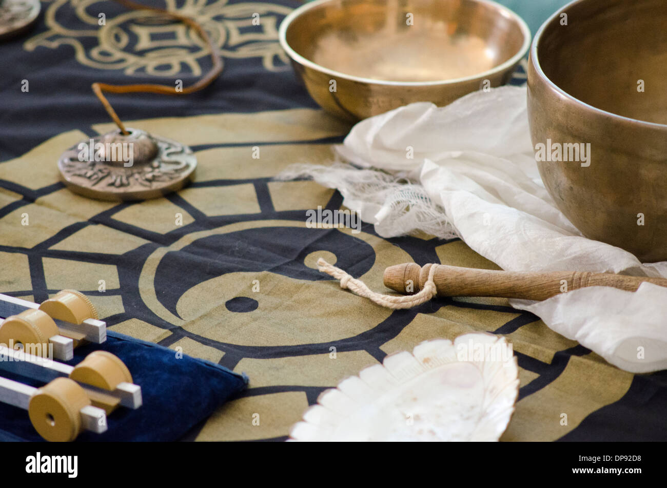 Un arrangement de table autour d'un Ying Yang de guérison tibétain instruments utilisés pour la guérison holistique. Banque D'Images