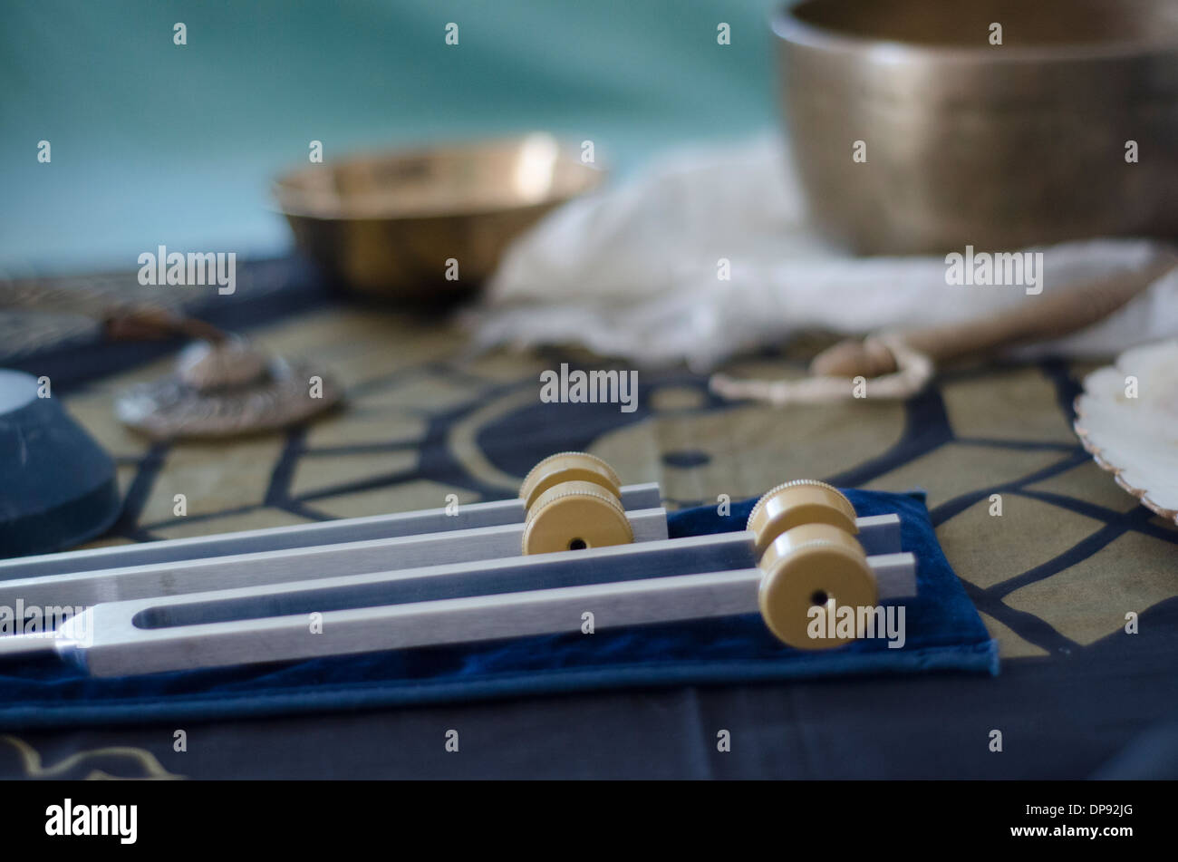 Une guérison ne diapasons avec bols tibétains et tingsha en arrière-plan. Banque D'Images