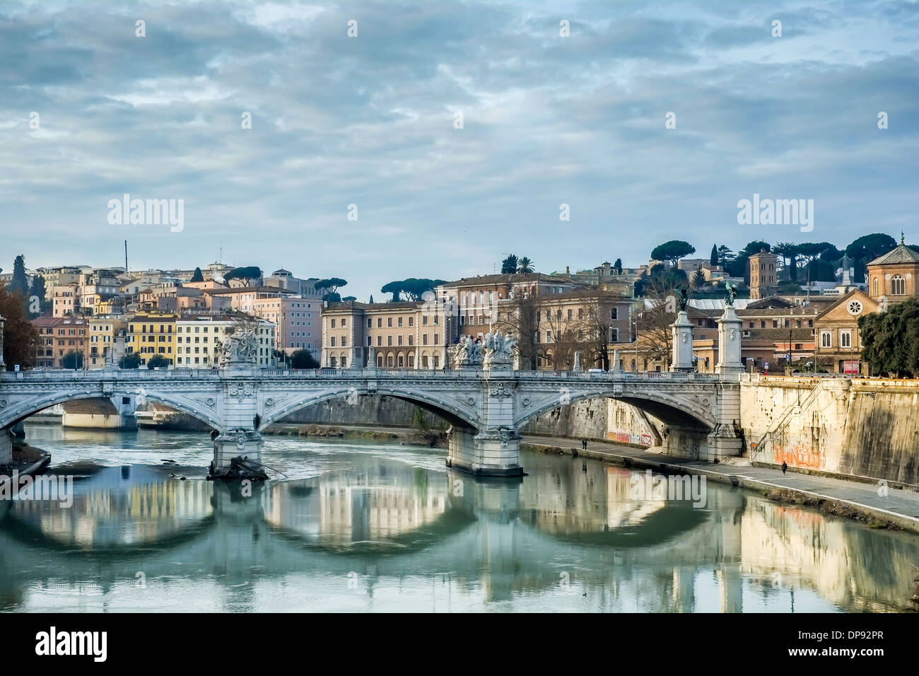 Pont du Tibre Italie Rome city skyline Banque D'Images