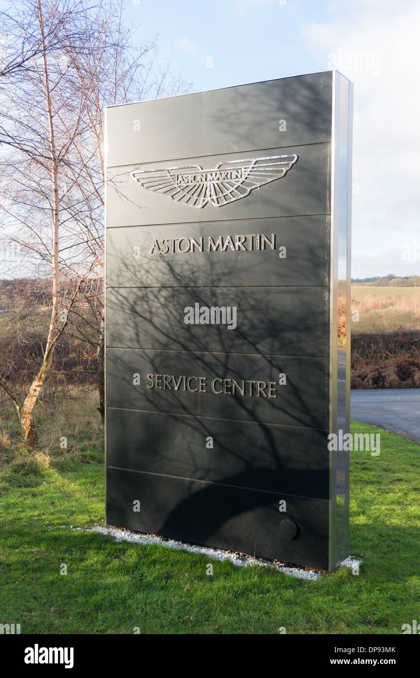 Enseigne à l'extérieur du centre de services accueil Aston Martin Aston de pièces dans Beamish, Angleterre du Nord-Est Banque D'Images