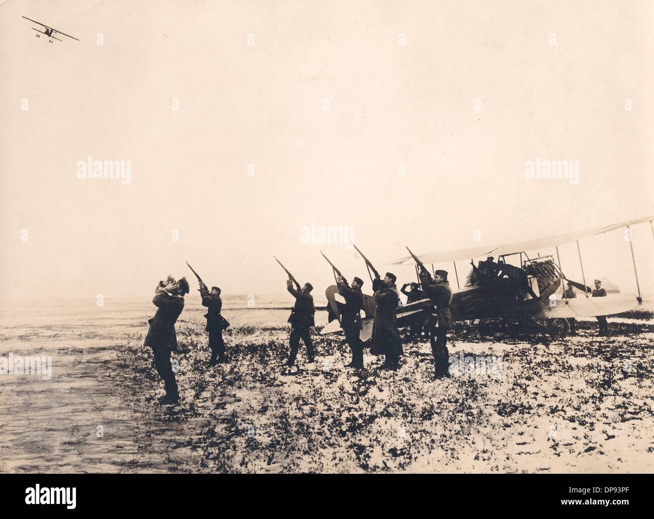 Soldats allemands en défense aérienne avec des armes. Date et lieu inconnus. Fotoarchiv für Zeitgeschichte Banque D'Images