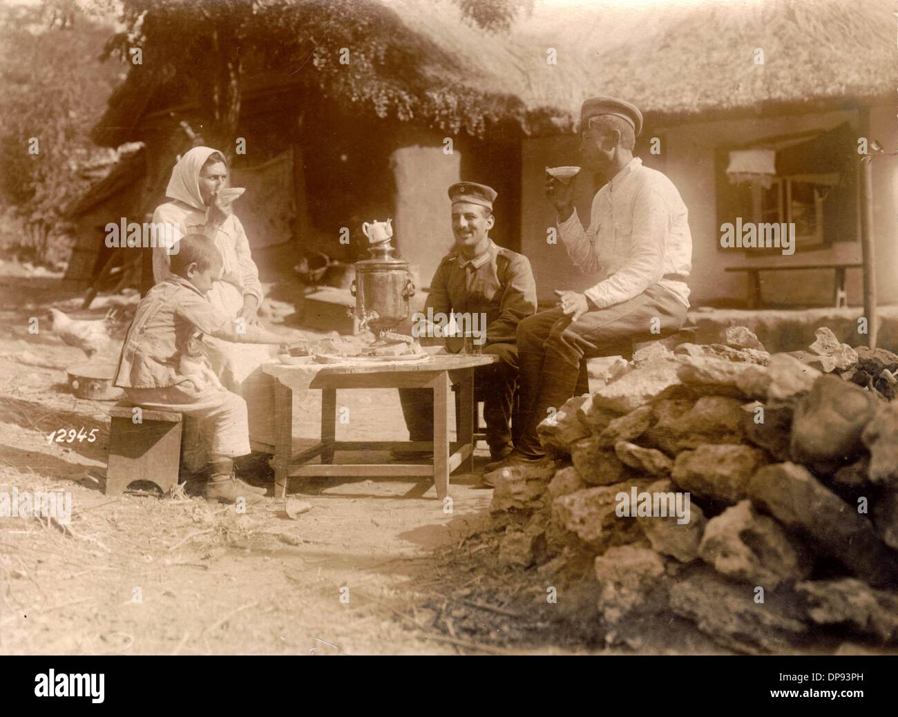 Un soldat allemand boit du thé avec les habitants de la région « dans l'idylle rurale » à Linianka, un village cosaques près de Rostow sur le Don, en Russie. Date inconnue. Fotoarchiv für Zeitgeschichte Banque D'Images