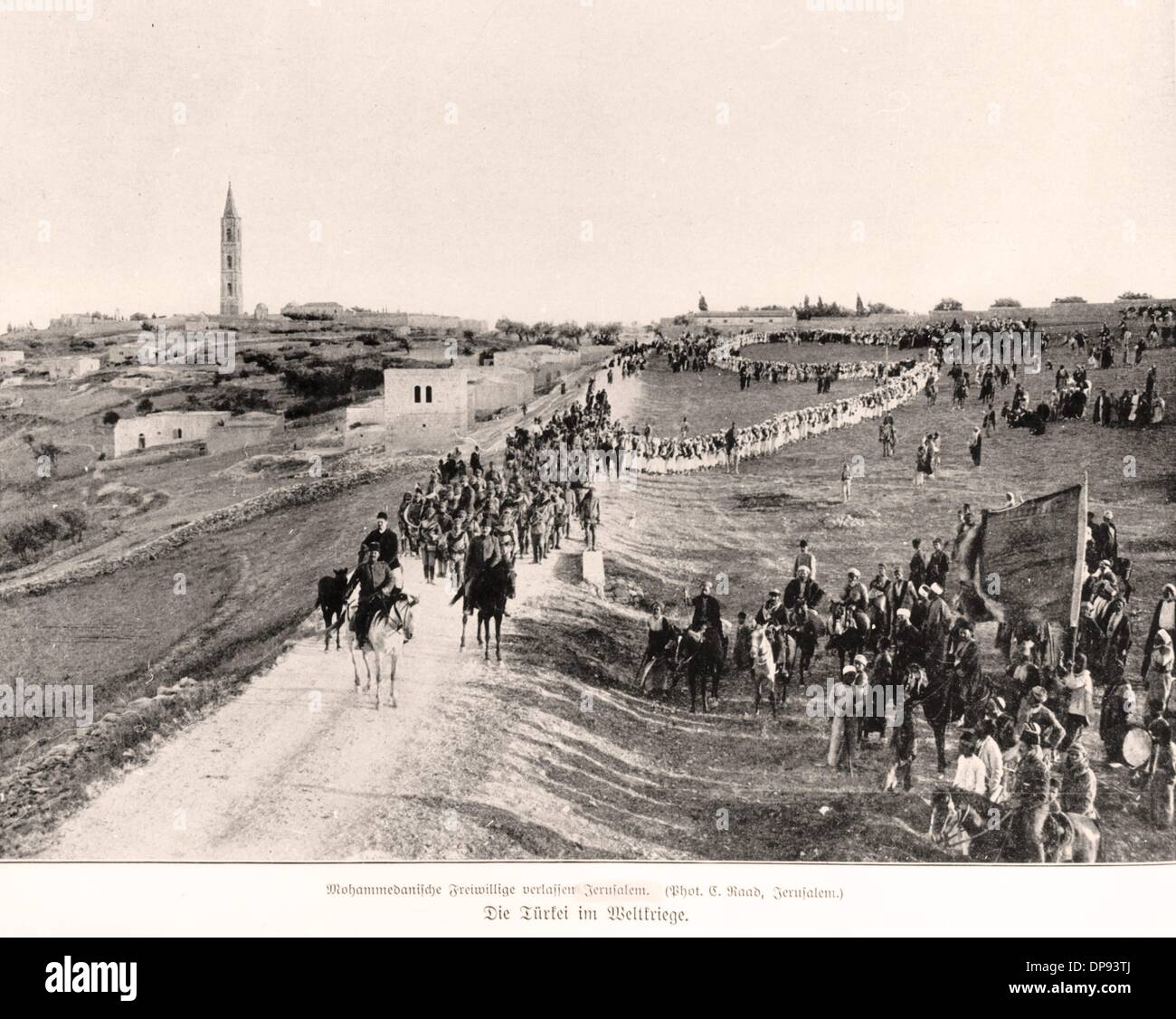 Des volontaires musulmans quittent Jérusalem en 1915. La campagne du Sinaï et de la Palestine était un deuxième théâtre de guerre entre l'Empire ottoman et la Grande-Bretagne pendant la première Guerre mondiale (1915-1918). L'Empire ottoman, allié des puissances centrales, était soutenu par les troupes allemandes (corps d'Asie) et austro-hongroises en Palestine. Fotoarchiv für Zeitgeschichte Banque D'Images Des volontaires musulmans quittent Jérusalem en 1915. La campagne du Sinaï et de la Palestine était un deuxième théâtre de guerre entre l'Empire ottoman et la Grande-Bretagne pendant la première Guerre mondiale (1915-1918). L'Empire ottoman, allié des puissances centrales, était soutenu par les troupes allemandes (corps d'Asie) et austro-hongroises en Palestine. Fotoarchiv für Zeitgeschichte Banque D'Images