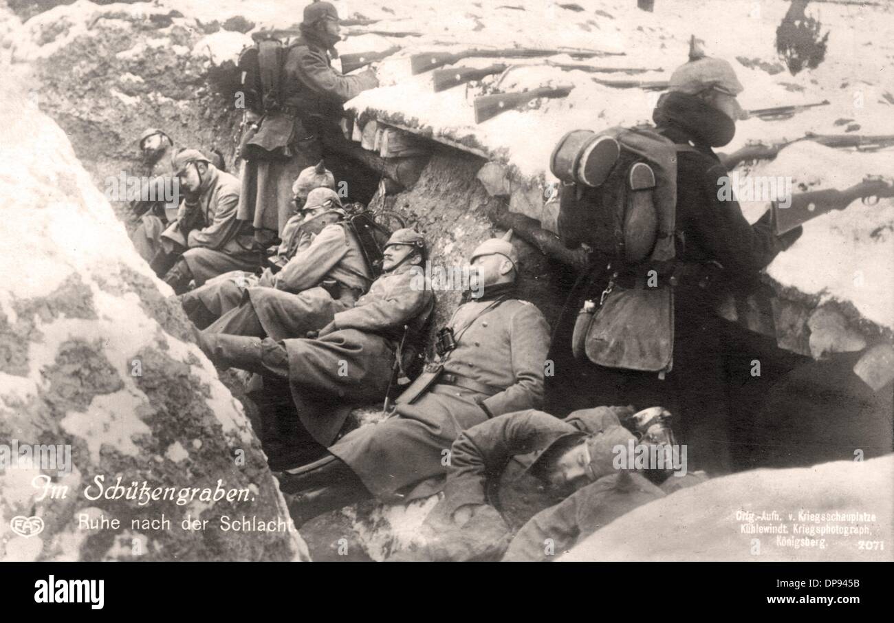 Les soldats allemands sont représentés dans une tranchée pendant la  Première Guerre mondiale. Date et lieu inconnu. La légende de l'image lit  «Le calme après la bataille". Il a été utilisé comme
