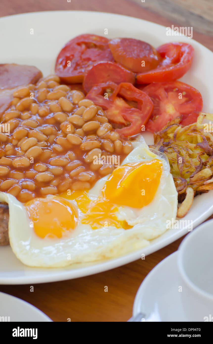Petit-déjeuner anglais traditionnel - oeuf, haricots, légumes et bacon Banque D'Images