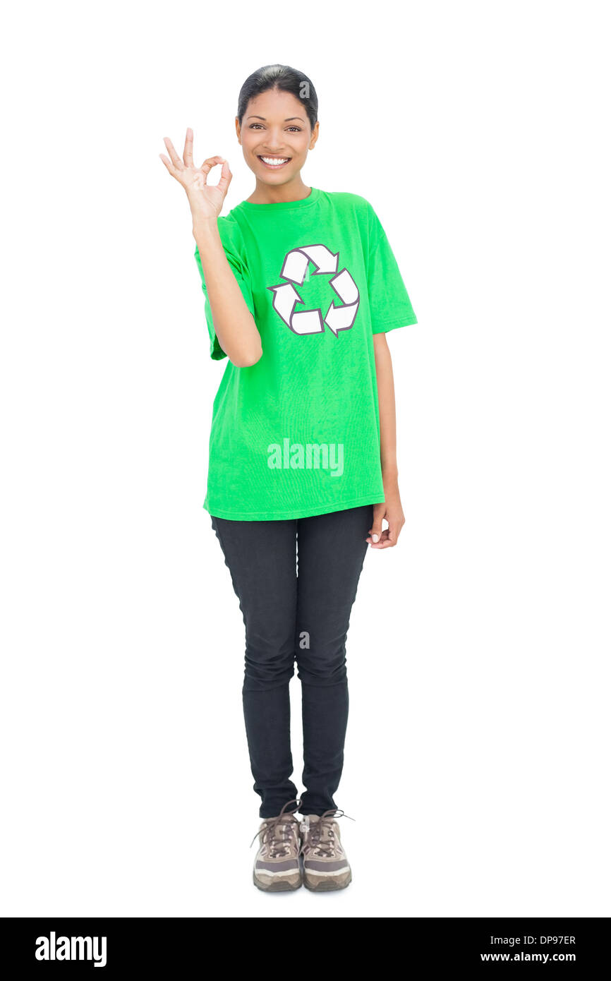 Black haired model wearing tshirt recyclage faire bon geste Banque D'Images