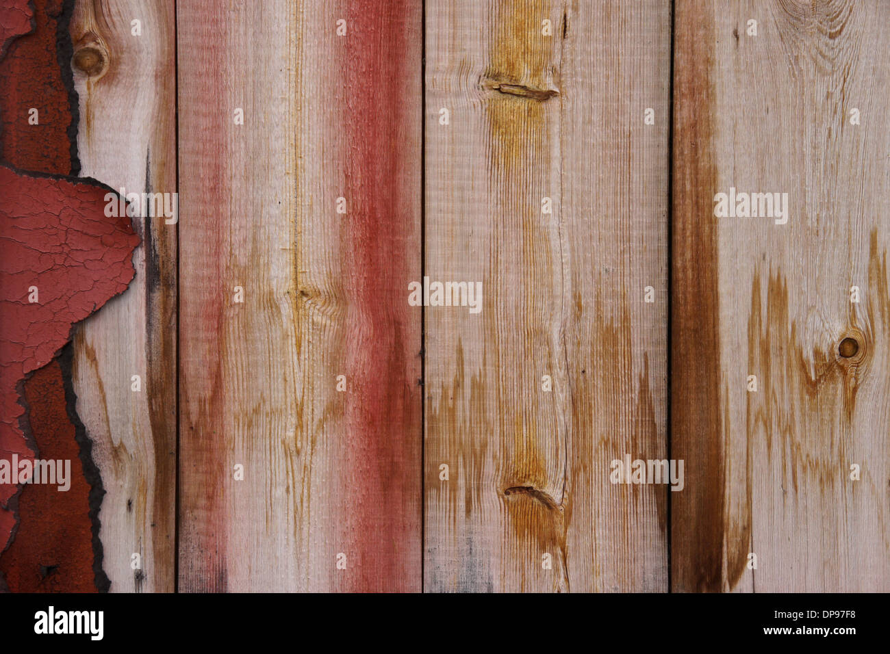 Weathered Wood, la décoloration de la peinture, revêtement d'asphalte décollait Banque D'Images