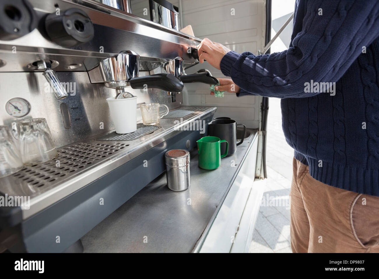Portrait de l'homme à la machine à café nettoyage mobile shop Banque D'Images