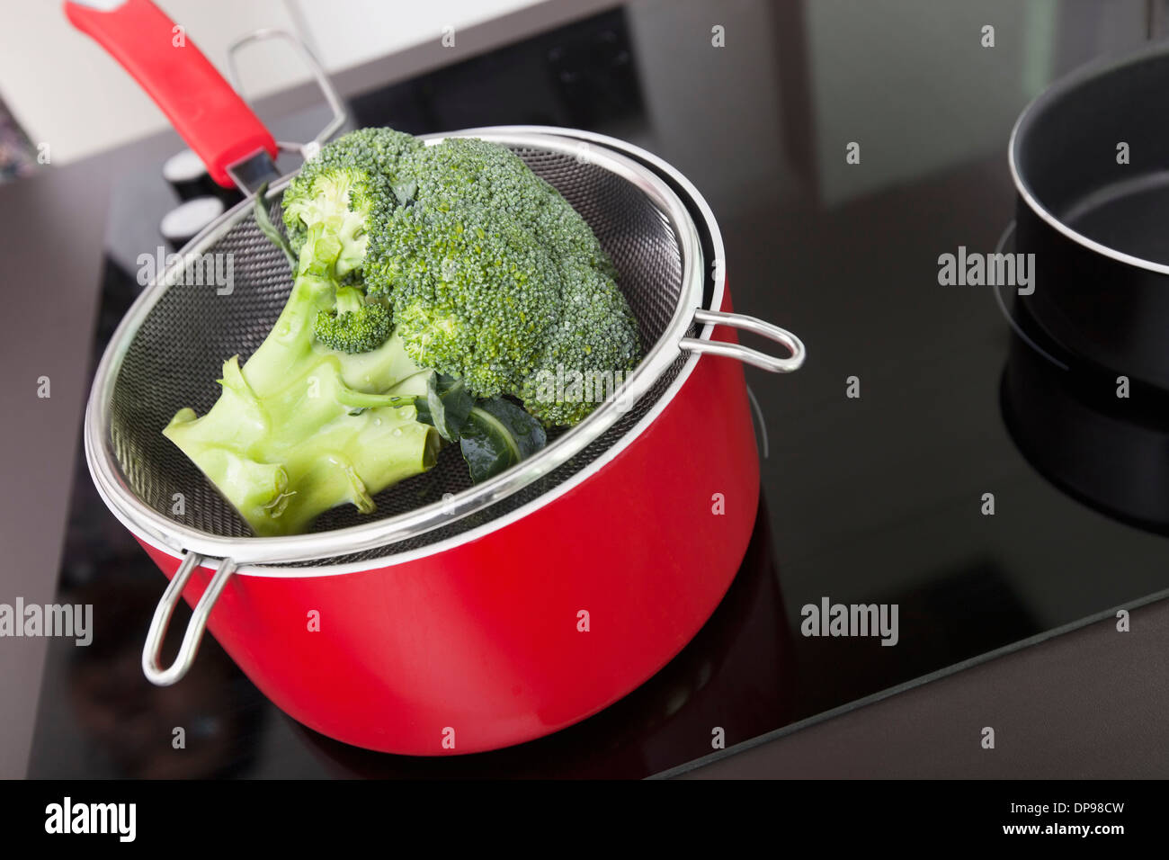 Le brocoli dans une casserole sur la cuisinière en cuisine Banque D'Images