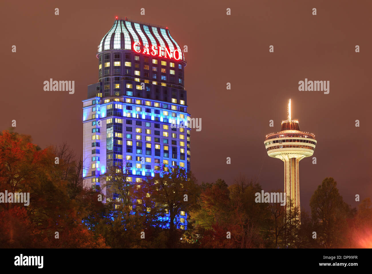Casino et la tour Skylon, Niagara Falls, Ontario, Canada Banque D'Images