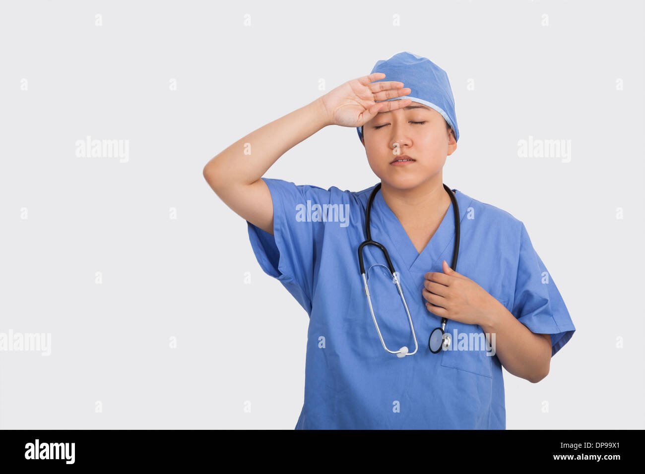 Fatigué femme médecin avec stéthoscope autour du cou à l'hôpital Banque D'Images