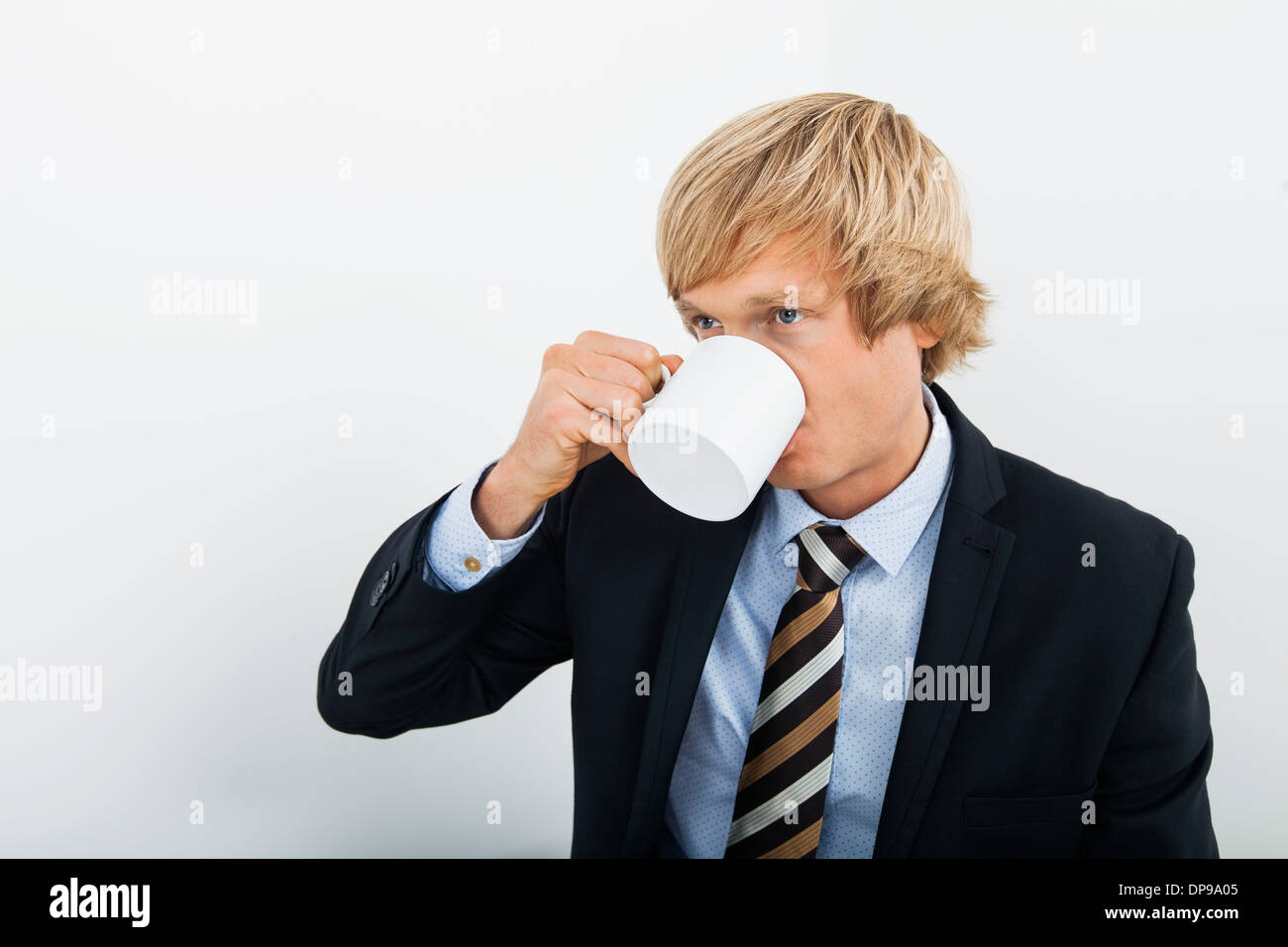 Mid adult businessman drinking coffee over white background Banque D'Images Mid adult businessman drinking coffee over white background Banque D'Images