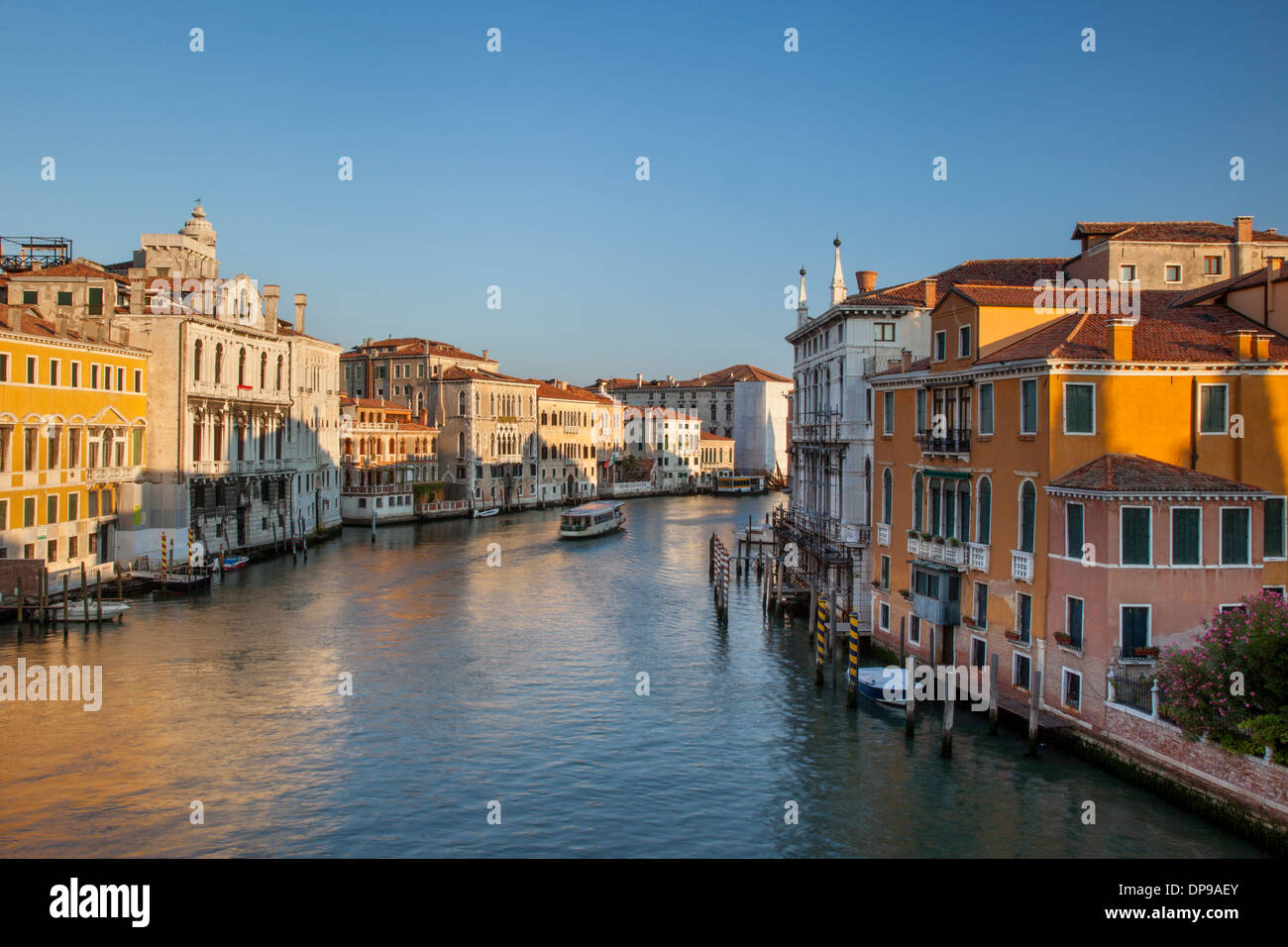 Tôt le matin, vue sur Grand Canal, Venice, Veneto, Italie Banque D'Images