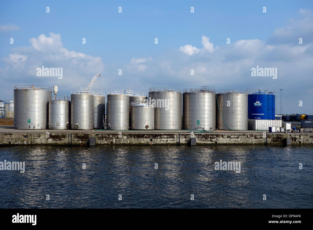 Réservoirs de stockage à TWZ, collectionneur de dangereux et non dangereux de trafic maritime, port de Gand, Belgique Banque D'Images