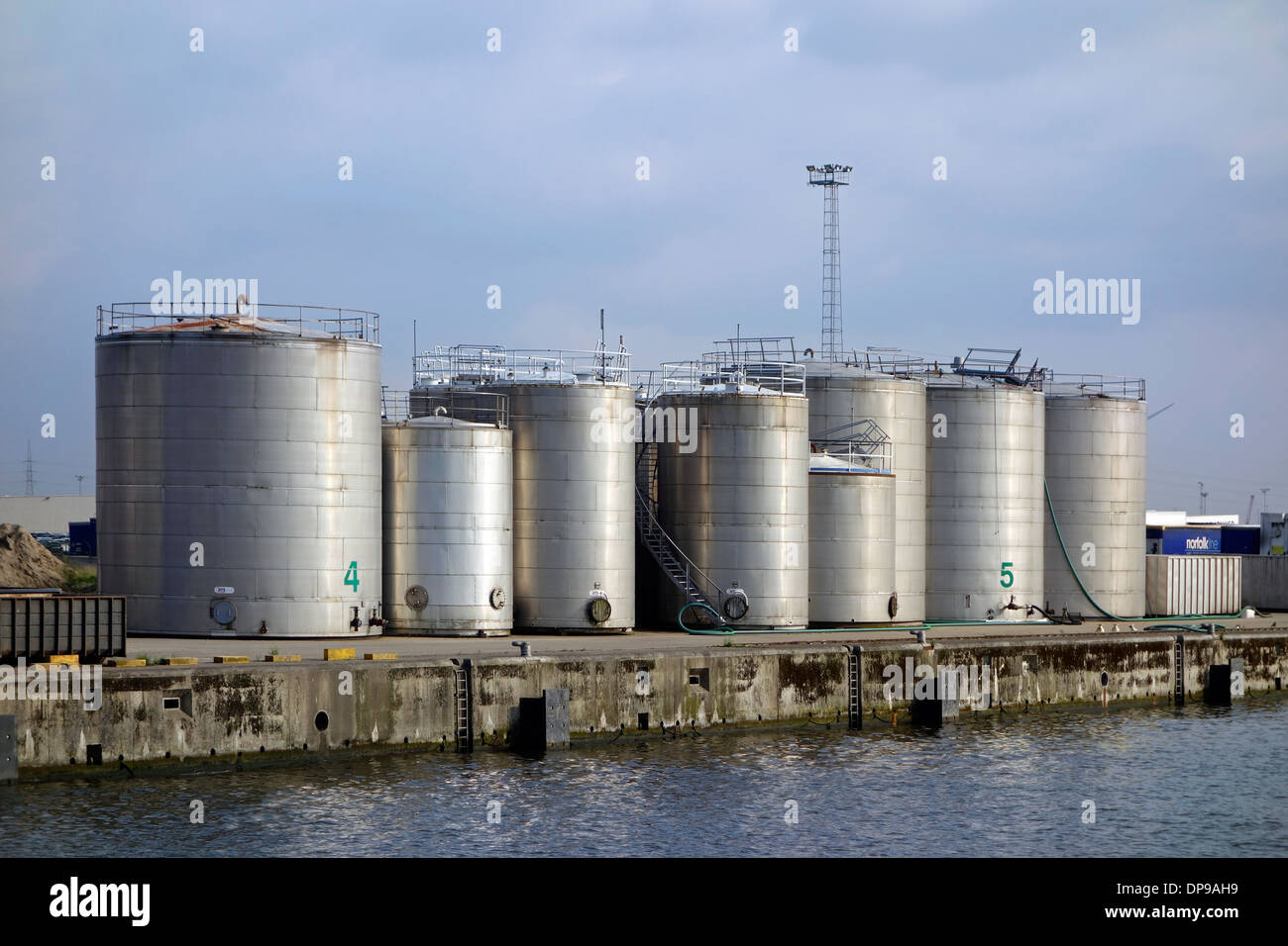 Réservoirs de stockage à TWZ, collectionneur de dangereux et non dangereux de trafic maritime, port de Gand, Belgique Banque D'Images
