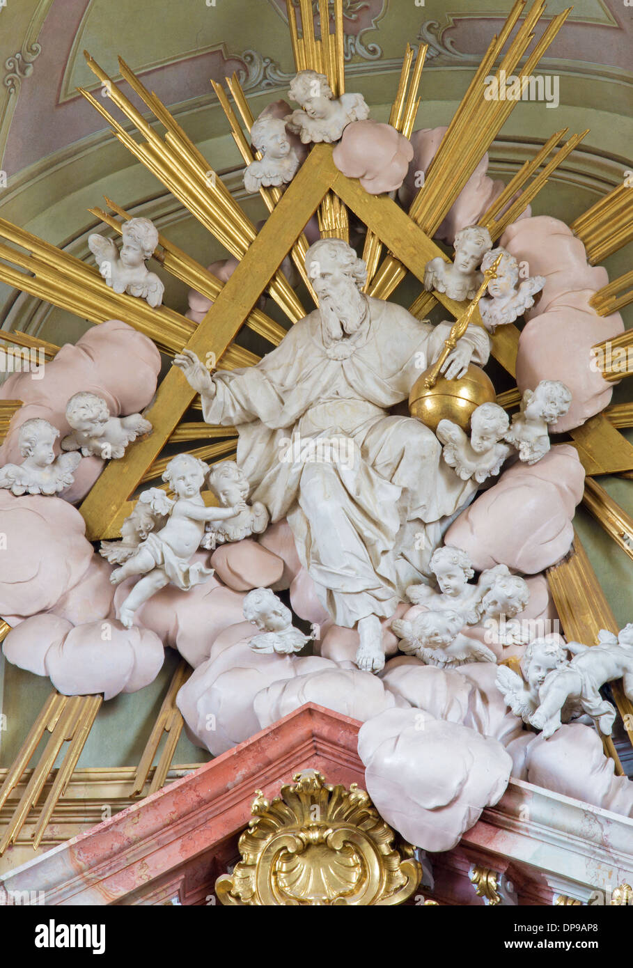 Jasov - sculpture baroque de Dieu le Créateur de sommet de l'autel principal d'Premonstratesian cloître Banque D'Images