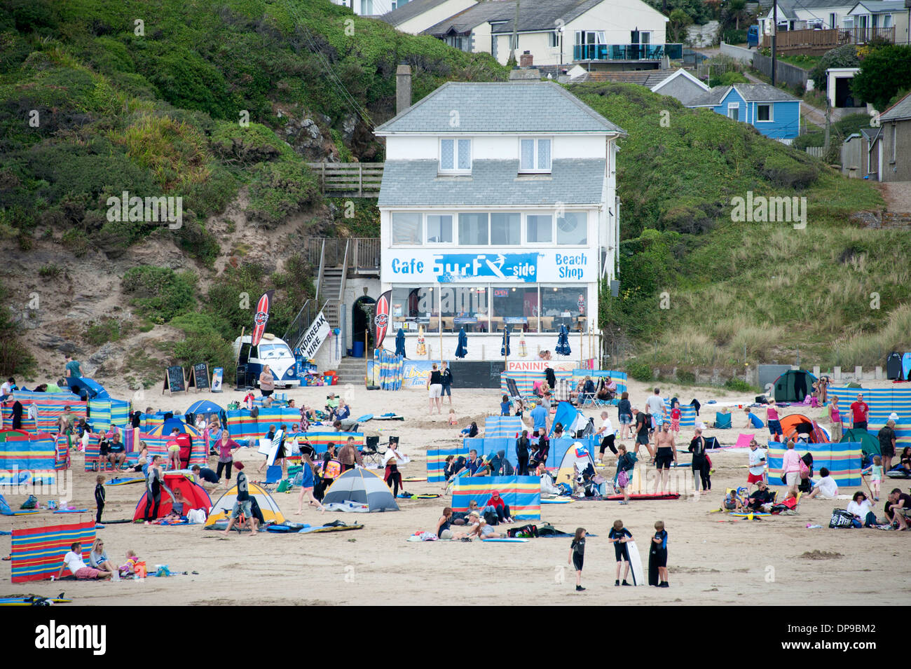 Paniers-occupé été plage Polzeath Bay Cornwall UK Banque D'Images