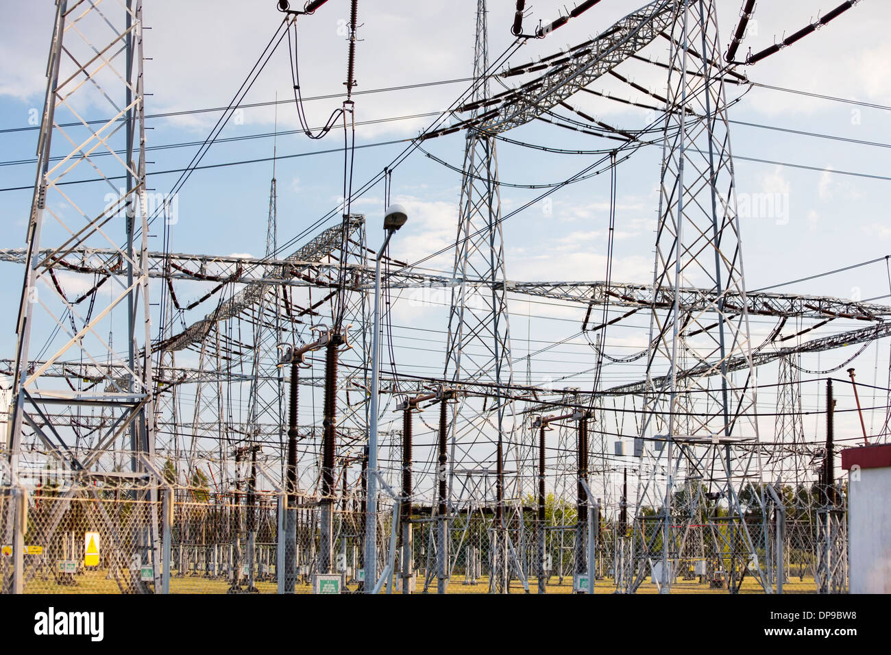 Pylônes électriques au power plant Banque D'Images