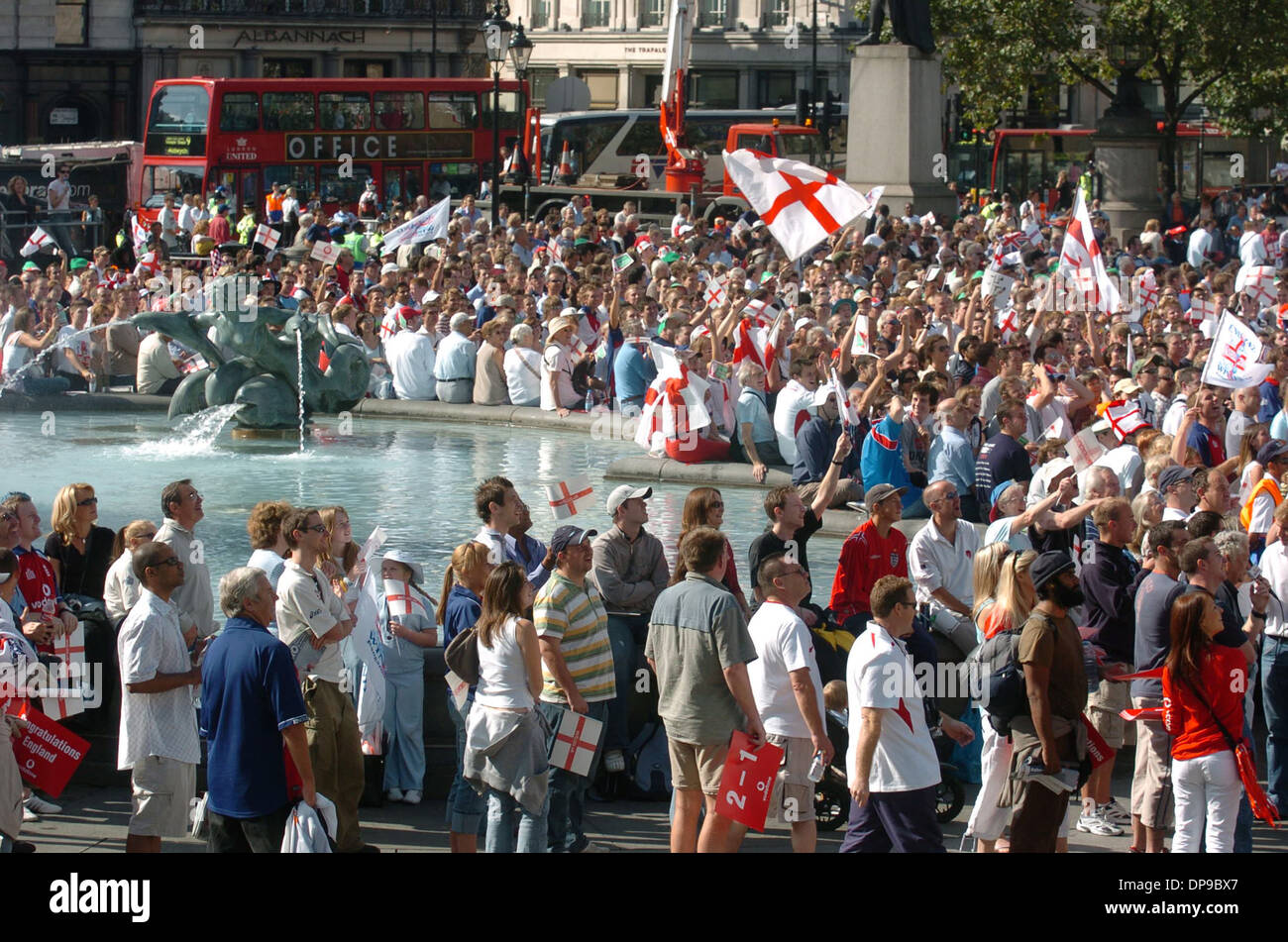 Les foules et les partisans de l'Angleterre victoire cendres Cricket 2005 célébrations célébrer remportant les cendres à Trafalgar Square London Banque D'Images