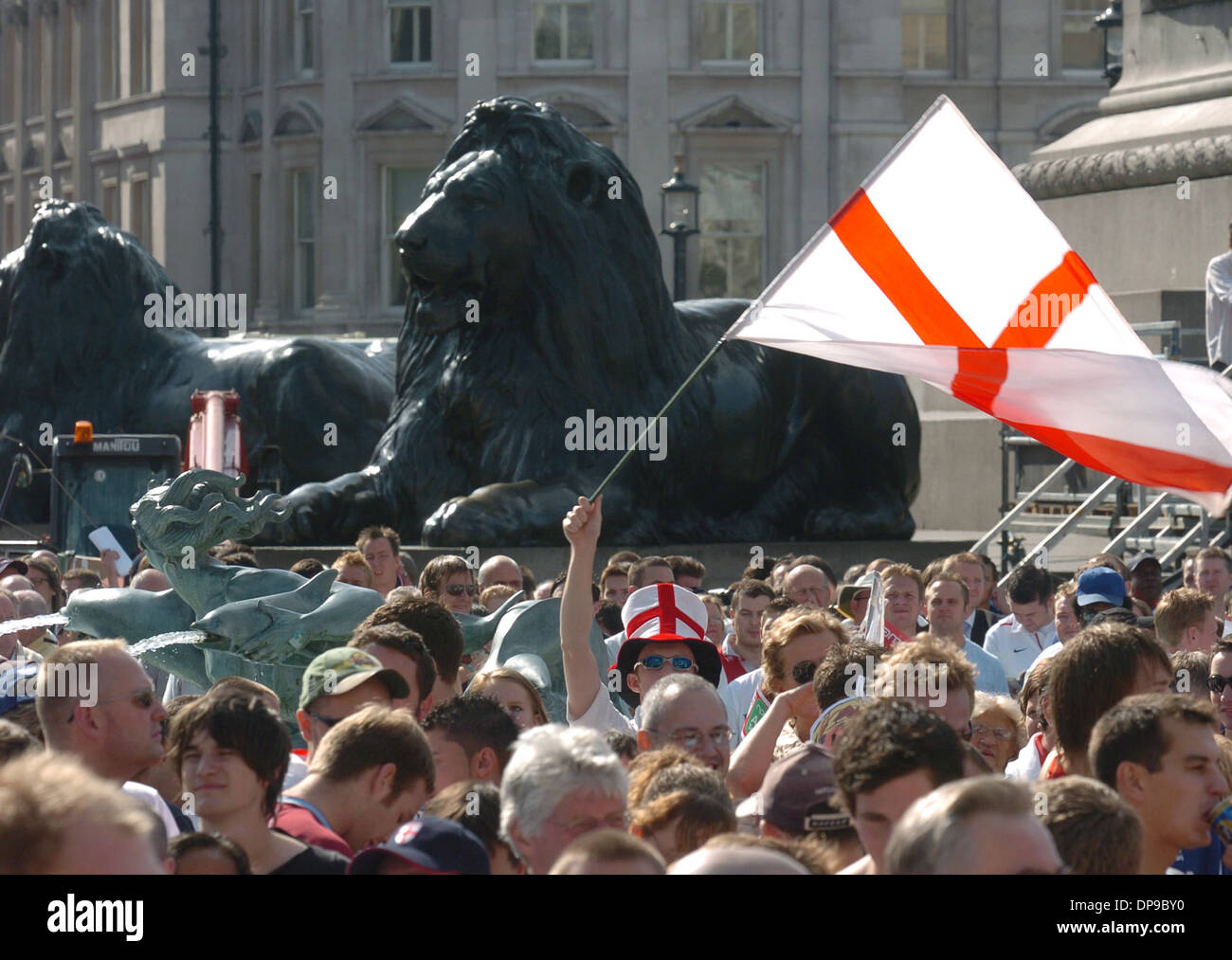 Les foules et les partisans de l'Angleterre victoire cendres Cricket 2005 célébrations célébrer remportant les cendres à Trafalgar Square London Banque D'Images