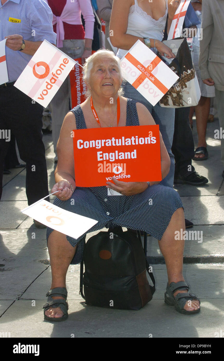 Les foules et les partisans de l'Angleterre victoire cendres Cricket 2005 célébrations célébrer remportant les cendres à Trafalgar Square London Banque D'Images