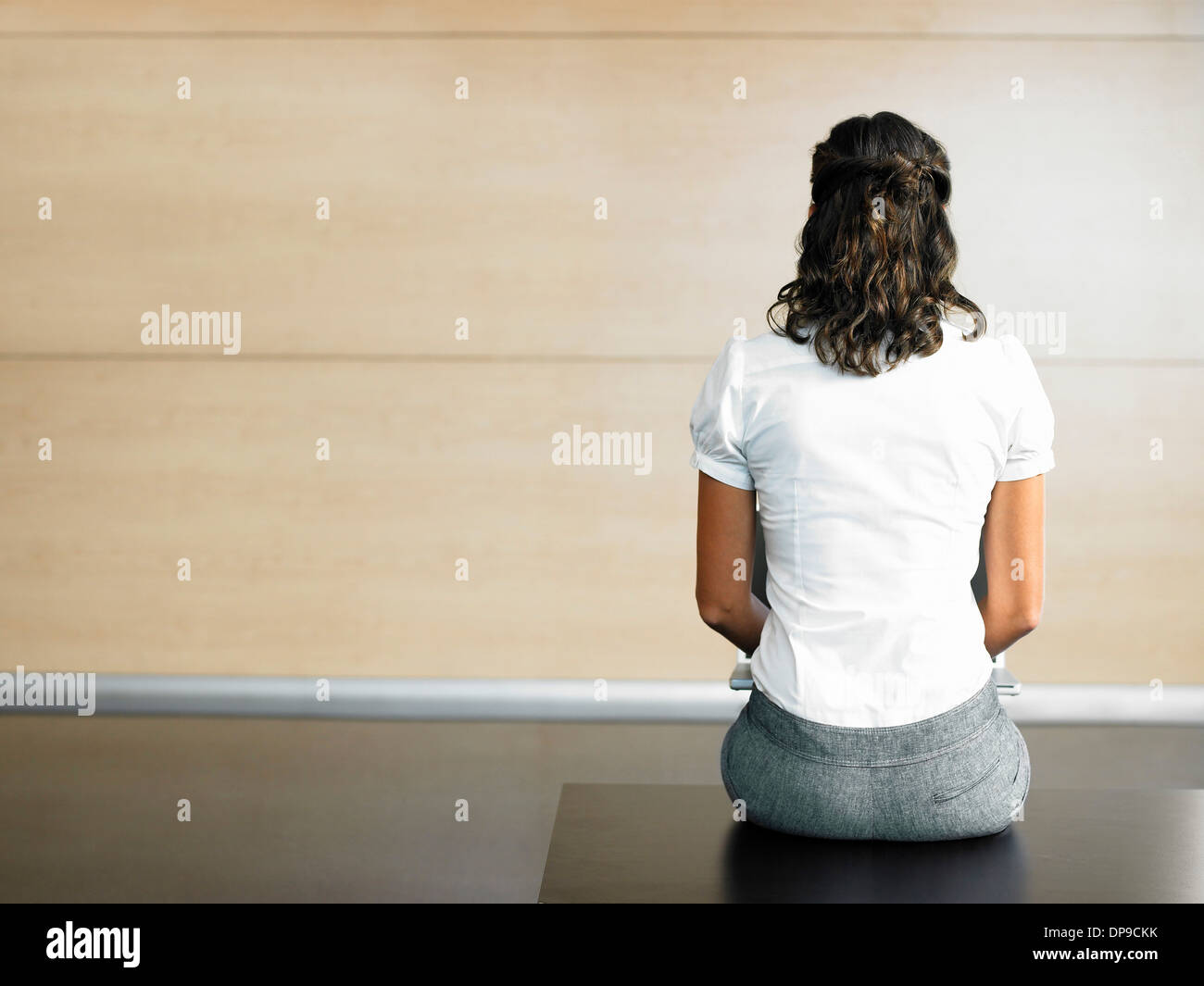 Vue arrière de businesswoman sitting on bench Banque D'Images
