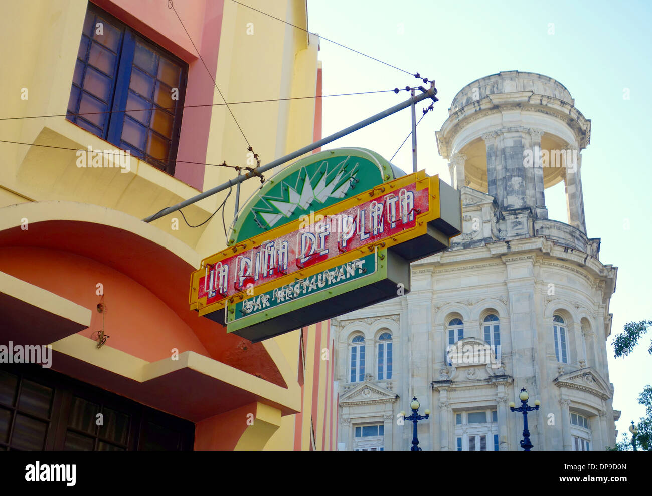 La Vieille Havane signes et les bâtiments, Cuba Banque D'Images